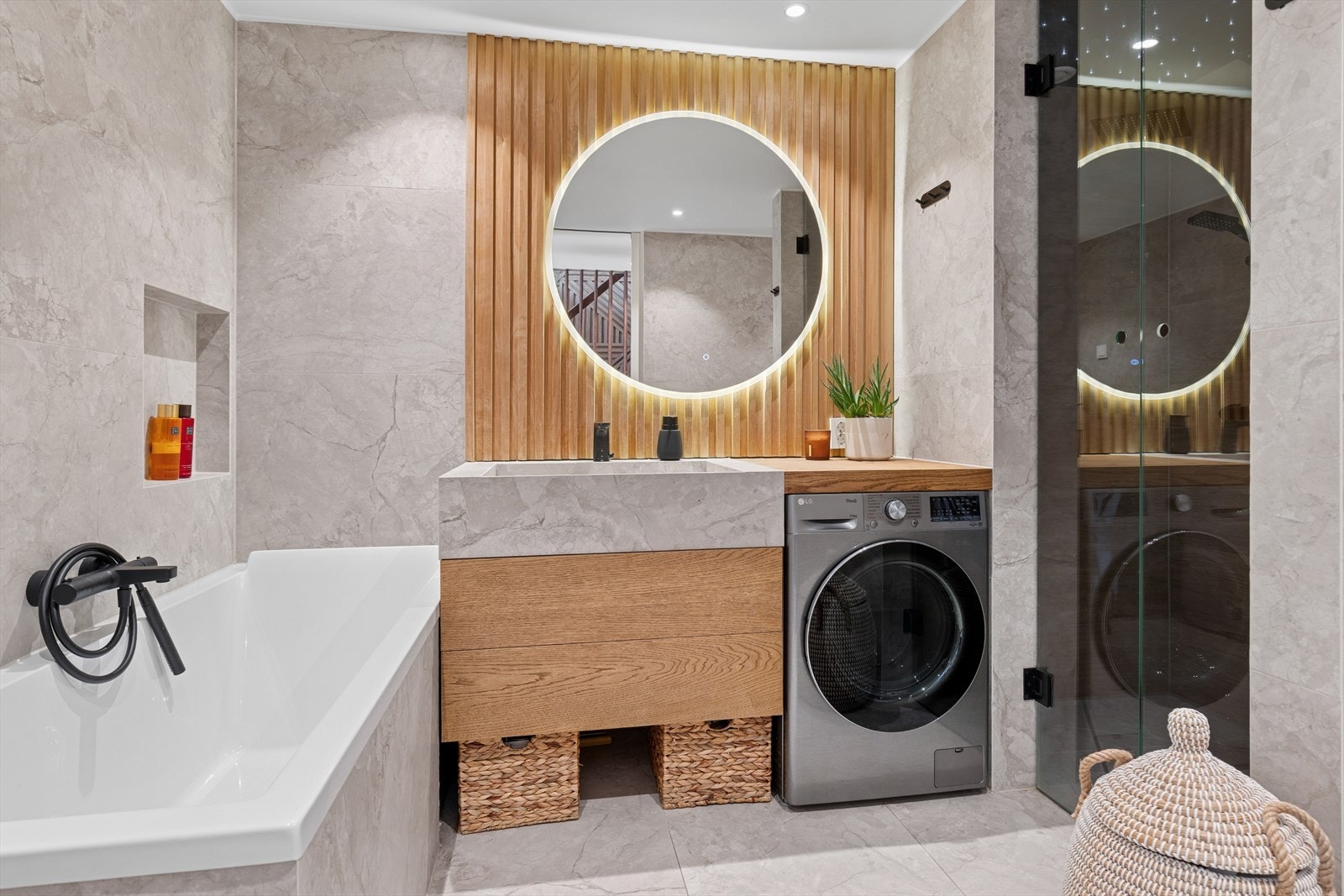 Lekkert bad fra 2023. Badekar og dobbeldusj. Galleribilde