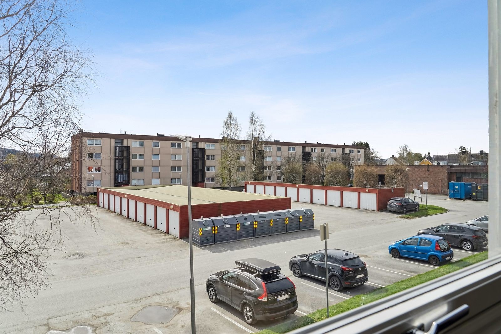 Utsikt fra leieligheten mot stille og rolig fellesareal. Galleribilde