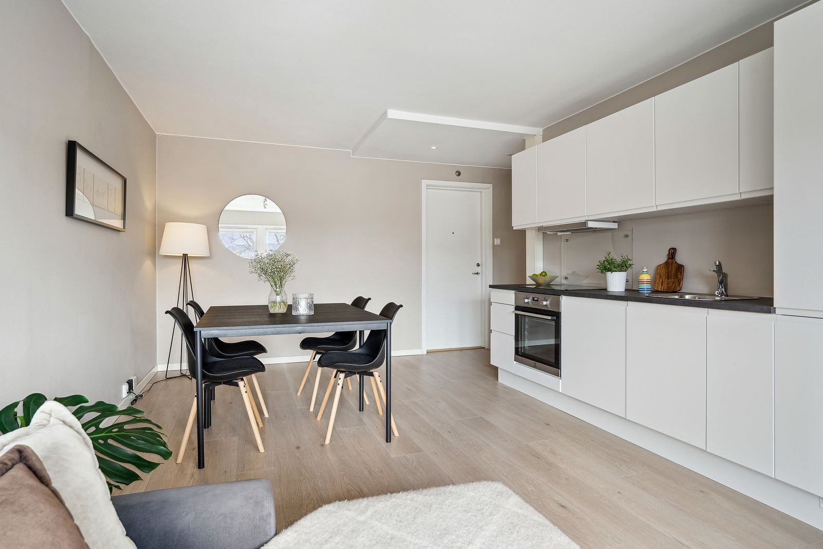 Kjøkkenet har god plass til både oppbevaring og matlaging. Galleribilde