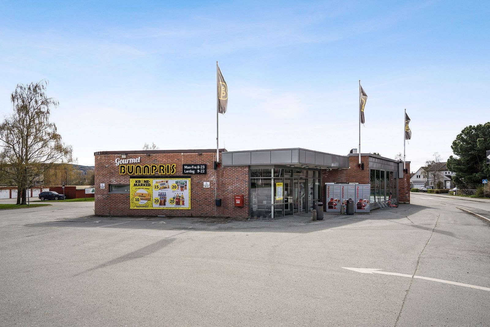 Dagligvarebutikken Bunnpris ligger rett utenfor døren. Galleribilde