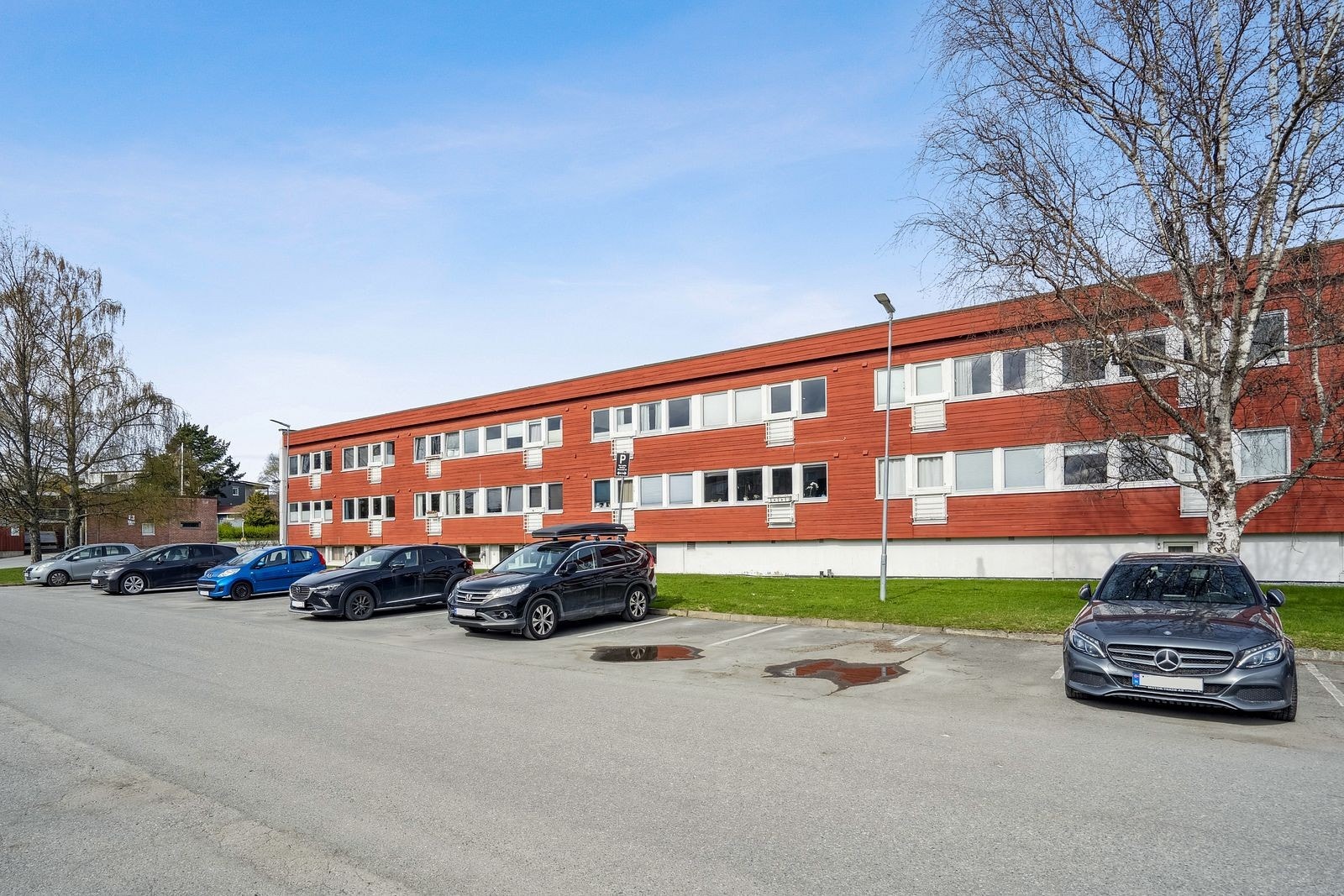 Borettslaget tilbyr gode parkeringsmuligheter på felles parkeringsplass. Galleribilde