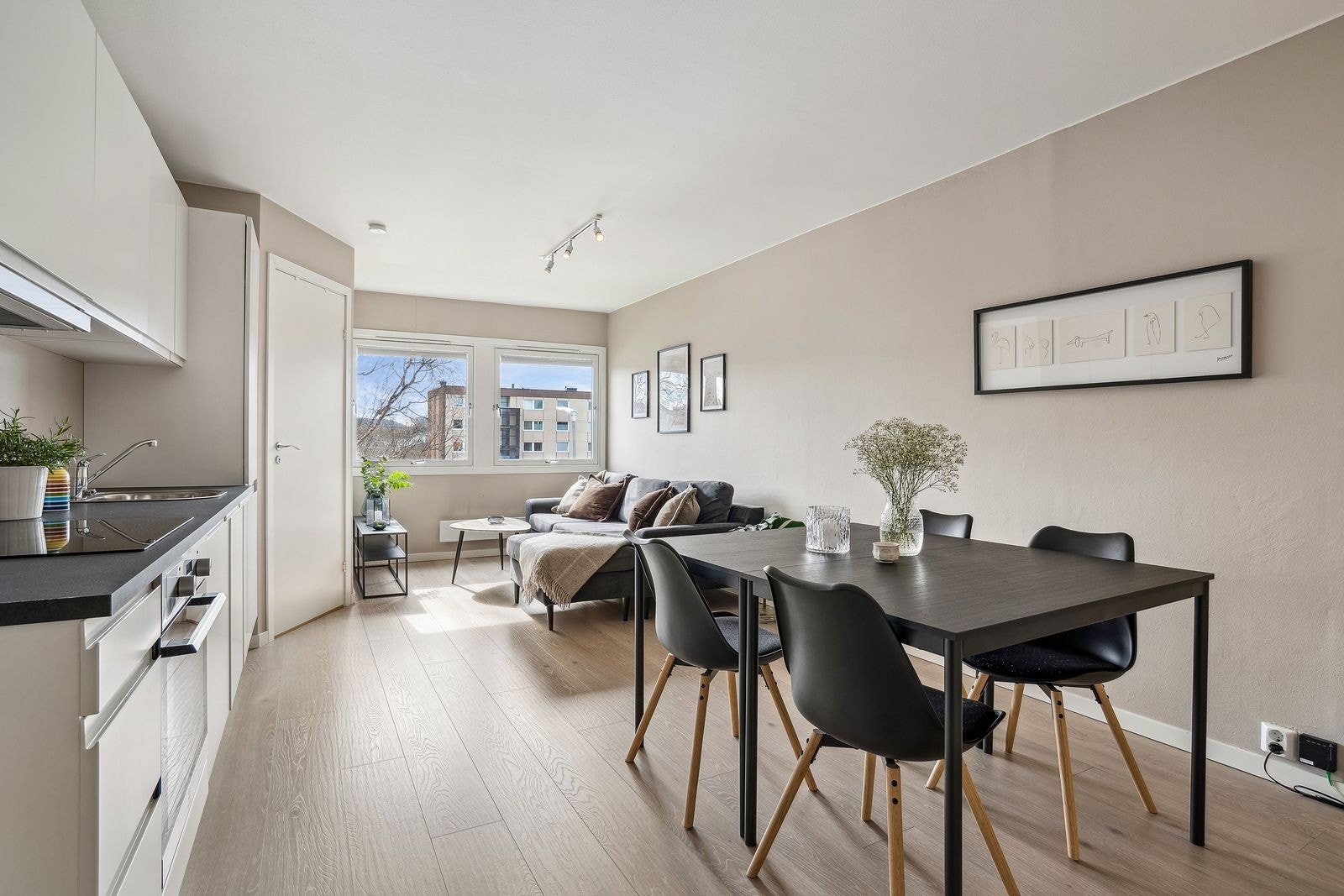 Leiligheten ligger i 2. etasje, skjermet for innsyn. Galleribilde