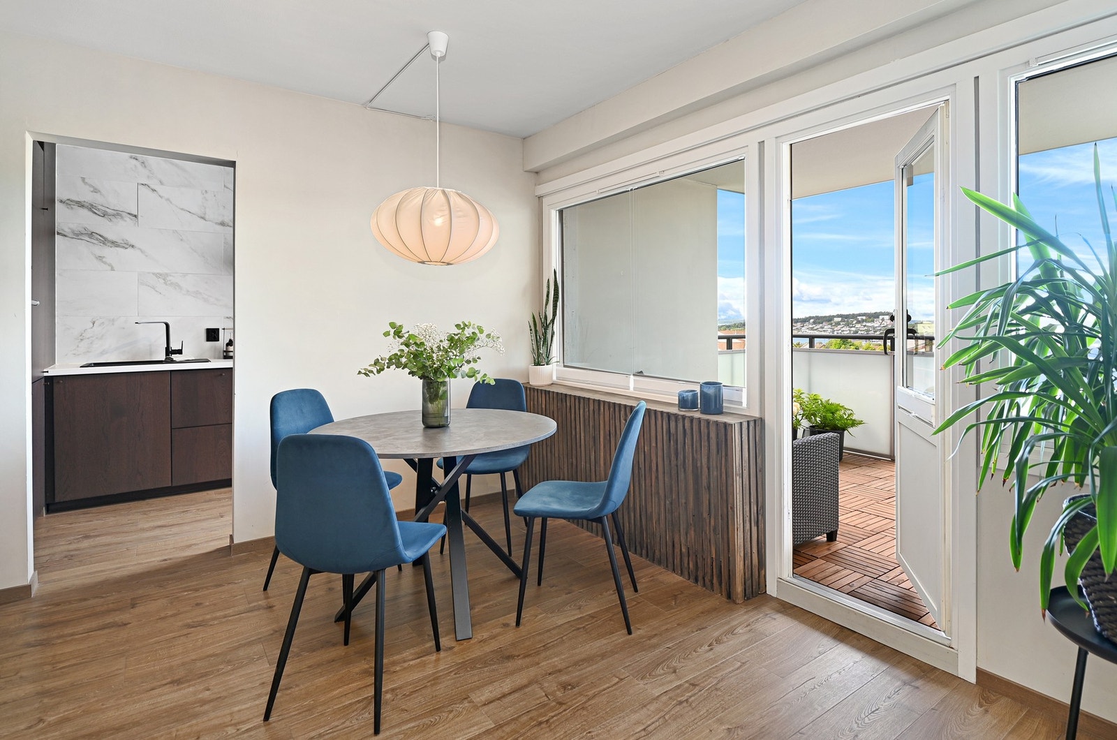 Fra stuen er det utgang til en solrik balkong på ca. 10 m². Galleribilde