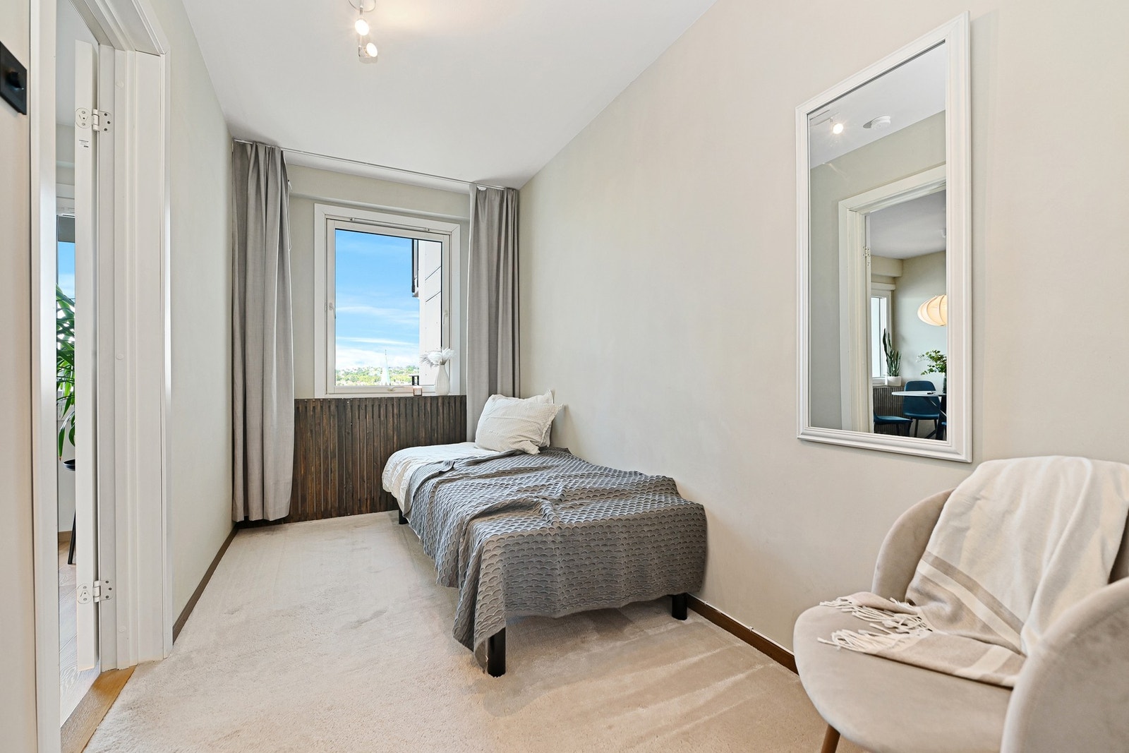 Leiligheten har et romslig soverom med vindu ut mot utsikten, som gjør det godt å stå opp. Soverommet er med praktisk og behagelig vegg til vegg teppe på gulvet. Galleribilde