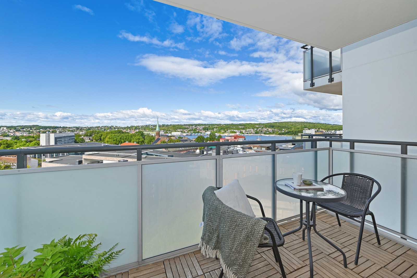 På sommerstid blir balkongen som en forlengelse av stuen. Galleribilde
