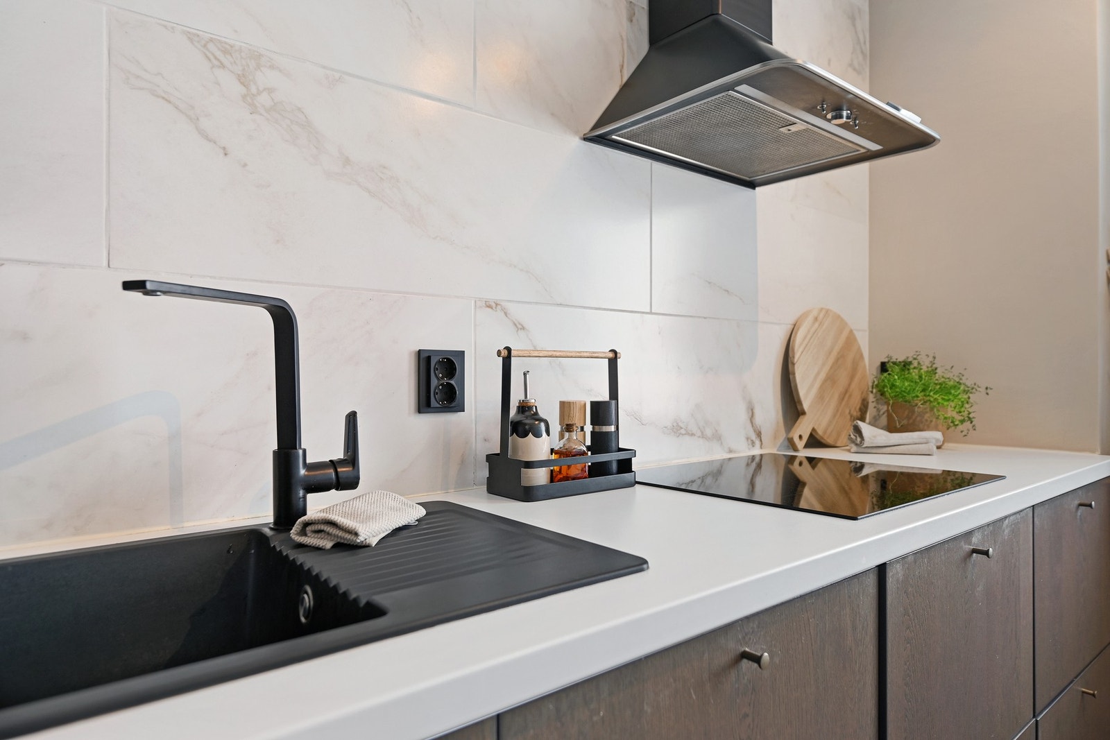 Innredningen er med slette fronter og laminert benkeplate. Integrert komfyr, oppvaskmaskin og keramisk topp. Det er flotte fliser over benkeplaten. Kjøkkenet er utstyrt med komfyrvakt og aquastopp. Galleribilde