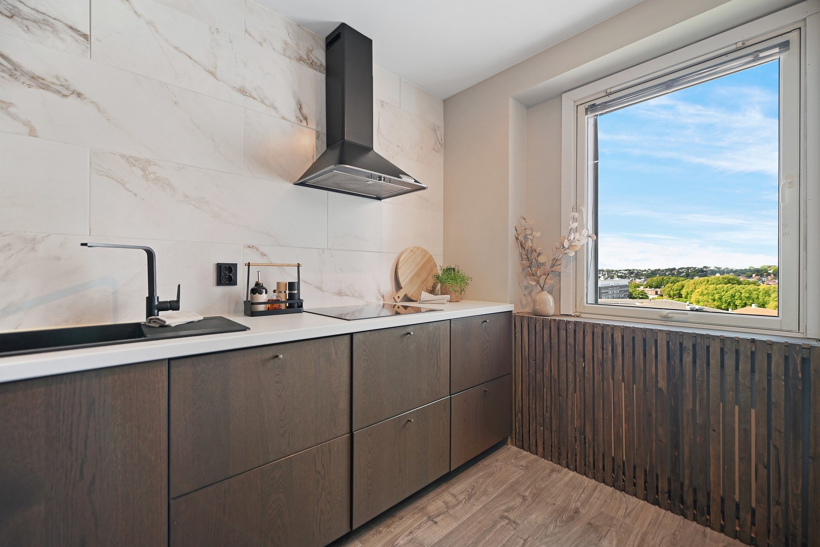 Her har du et arbeidsvennlig kjøkken med takhøyde overskap, gode løsninger og fin plassutnyttelse for deg som er glad i å lage mat Galleribilde