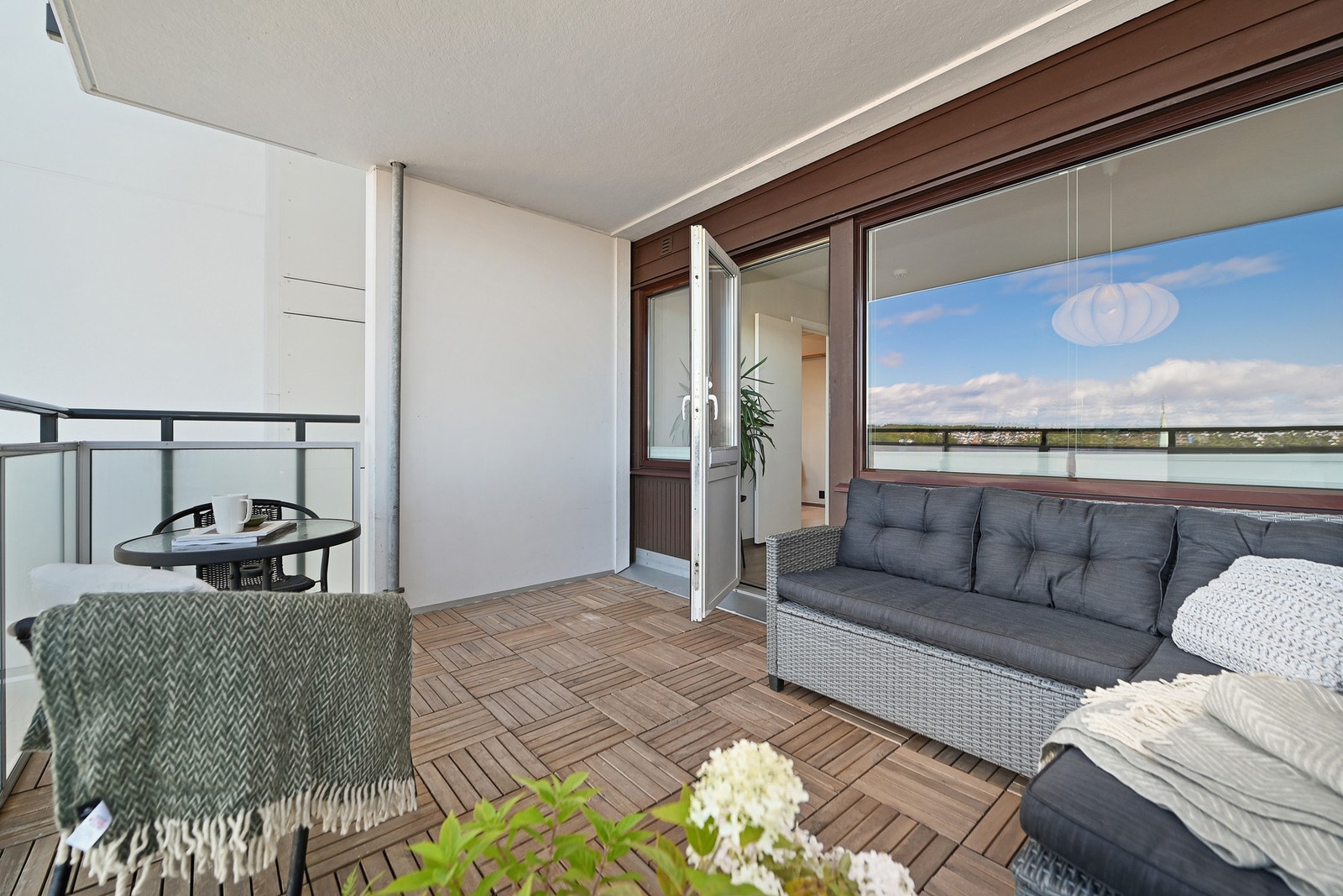 Det er god plass til både hagemøbler og grill. Galleribilde