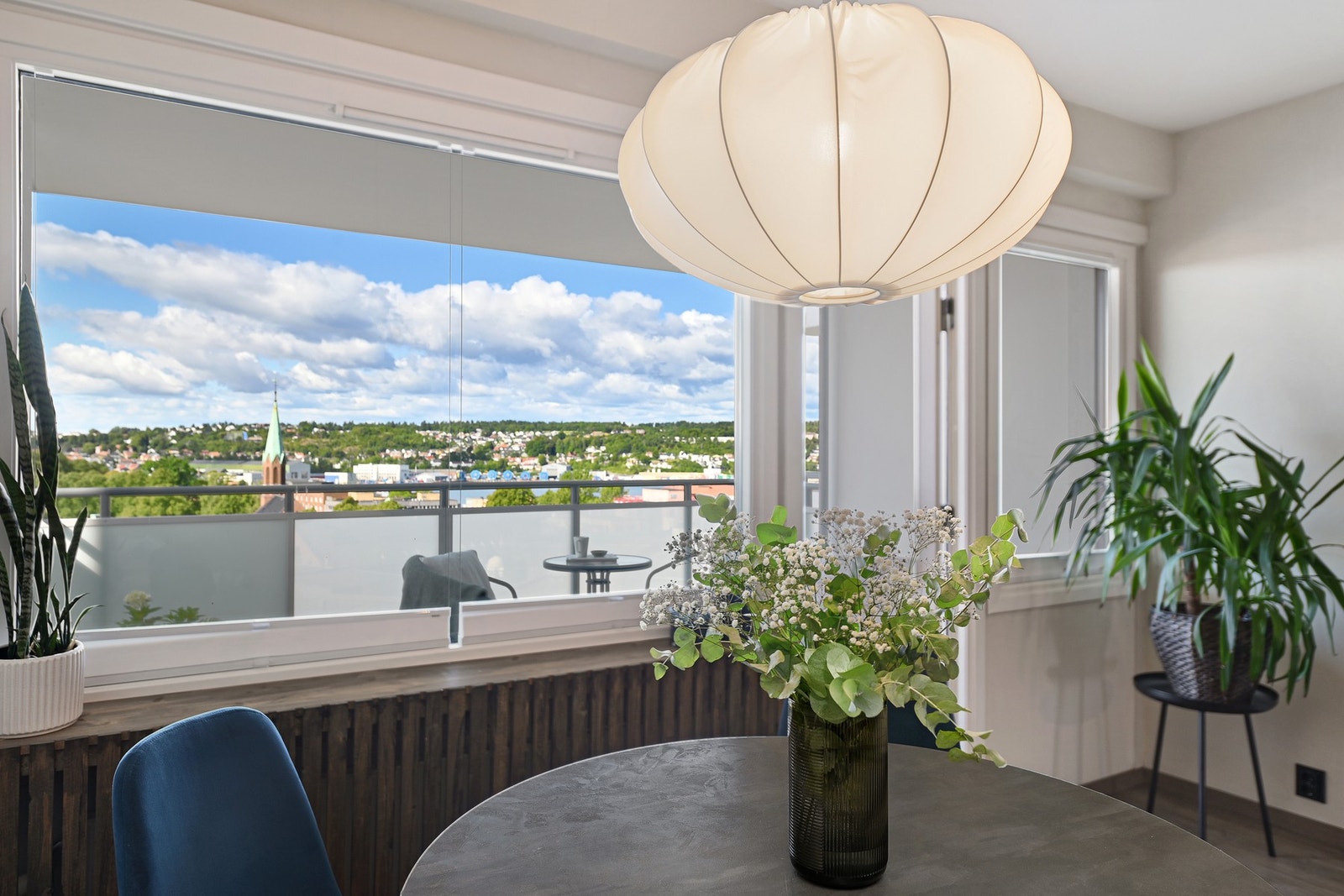 Stuen er romslig med store vindusflater som setter sitt preg på boligen og gir svært gode lysforhold. Galleribilde