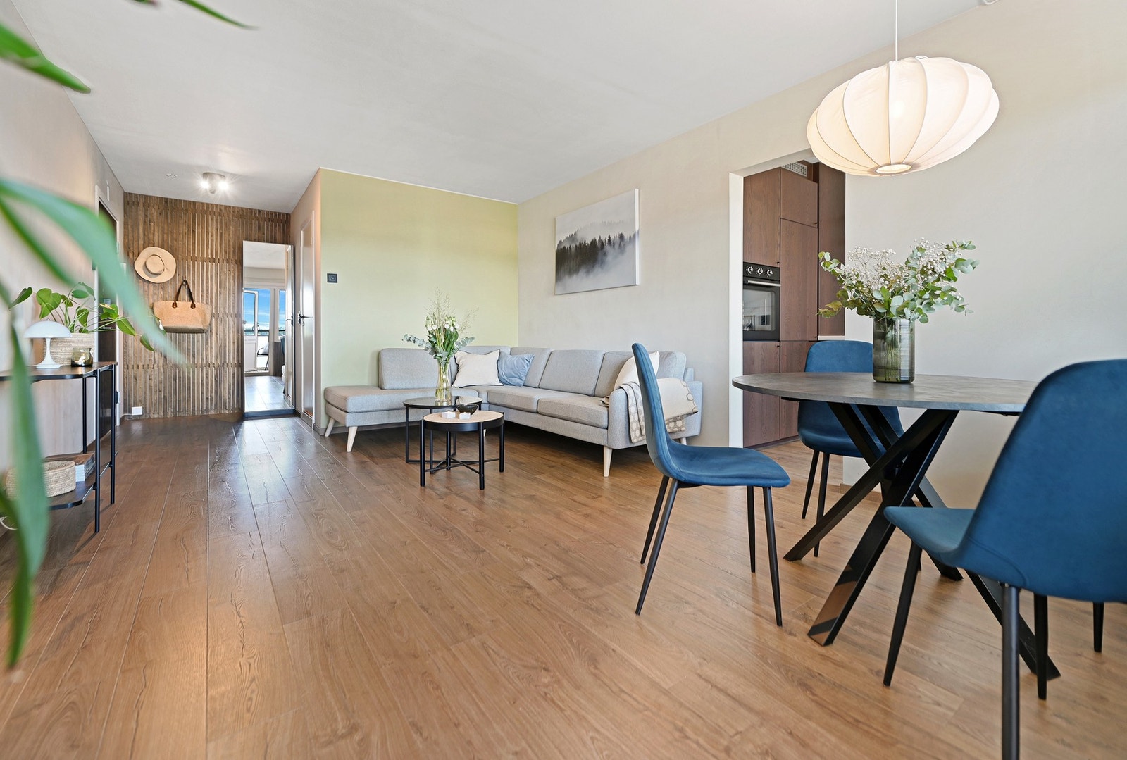 Den rektangulære planløsning gjør det enkelt å møblere, og det er god plass til både spisestue og sofagruppe med tilhørende møblement. Galleribilde