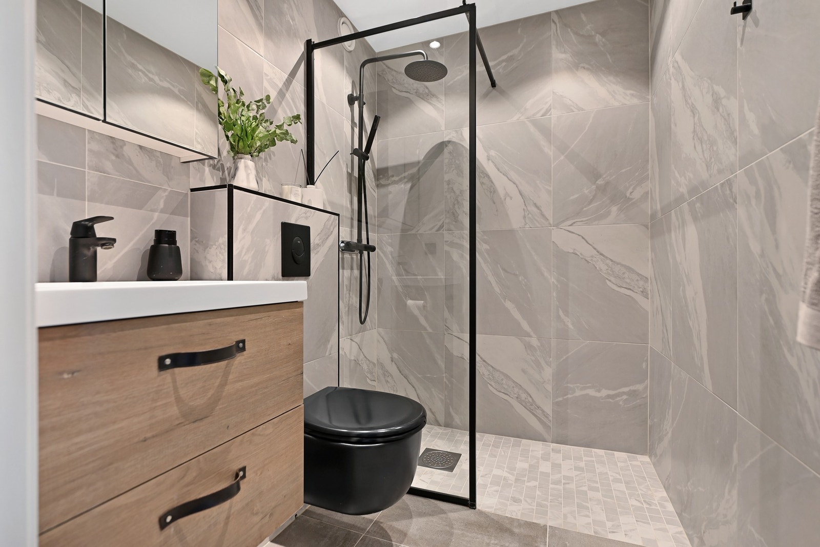 Badet ble totalrenovert i 2022 av fagfolk. Innredningen er holdt i moderne og tidsriktige farger, gulvet er belagt med store fliser og har varmekabler som gir behagelig, barfotvennlig varme. Badet er innredet med vegghengt wc, servantskap og dusjhjørne me Galleribilde