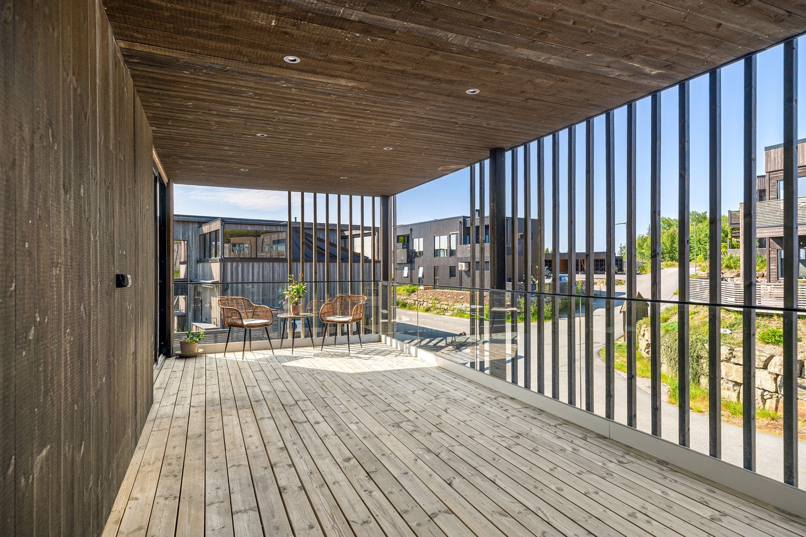 Overbygd terrasse ut fra tv-stuen er godt belyst med downlights Galleribilde