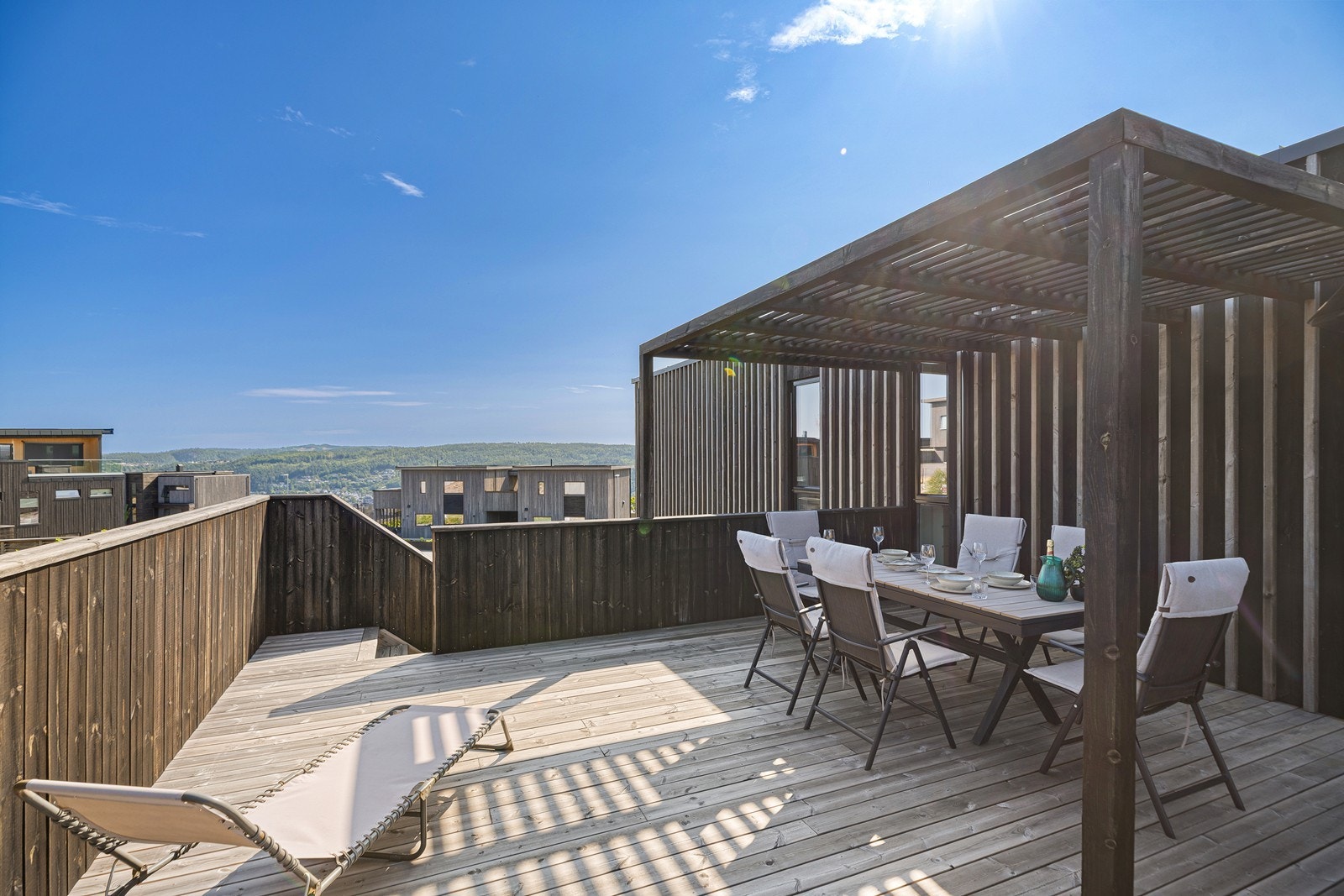 Med enkel tilgang oppe og nede kan du flytte deg etter sola - her fra 2.etasje er det pergola med nydelig utsikt Galleribilde