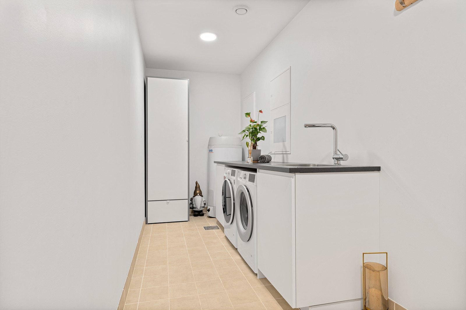 Praktisk vaskerom med direkte tilgang til garasjen Galleribilde