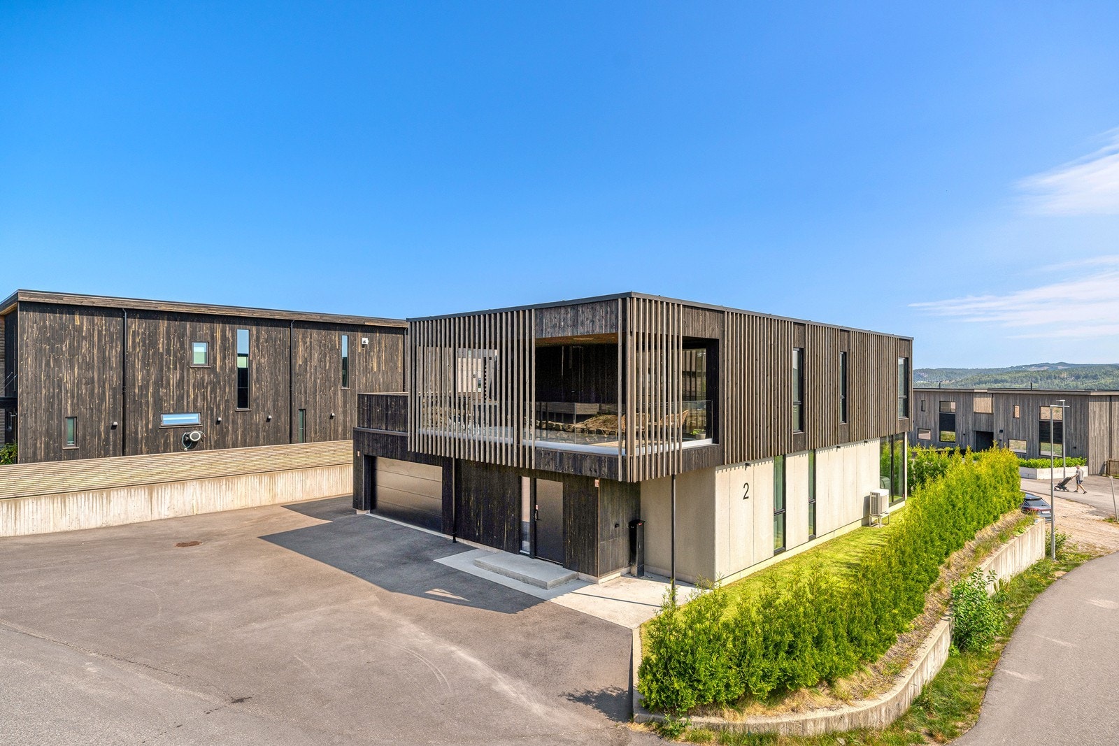 Den moderne og stilige arkitekturen gir et godt blikkfang i nabolaget - svært god parkeringsplass i asfaltert gårdsrom og dobbel garasje Galleribilde