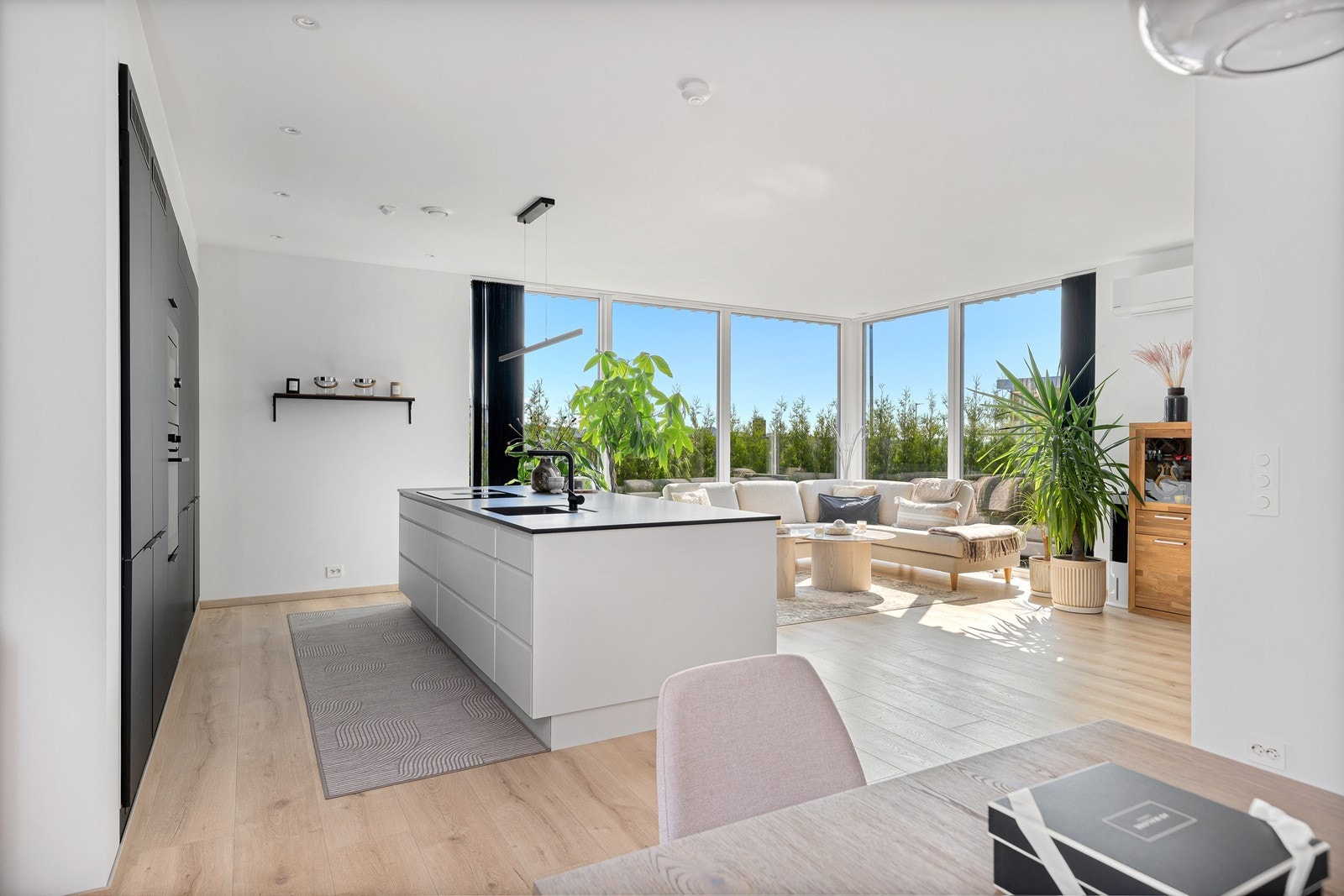 Boligen har en flott planløsning fordelt på 2 etasjer og 252kvm Galleribilde