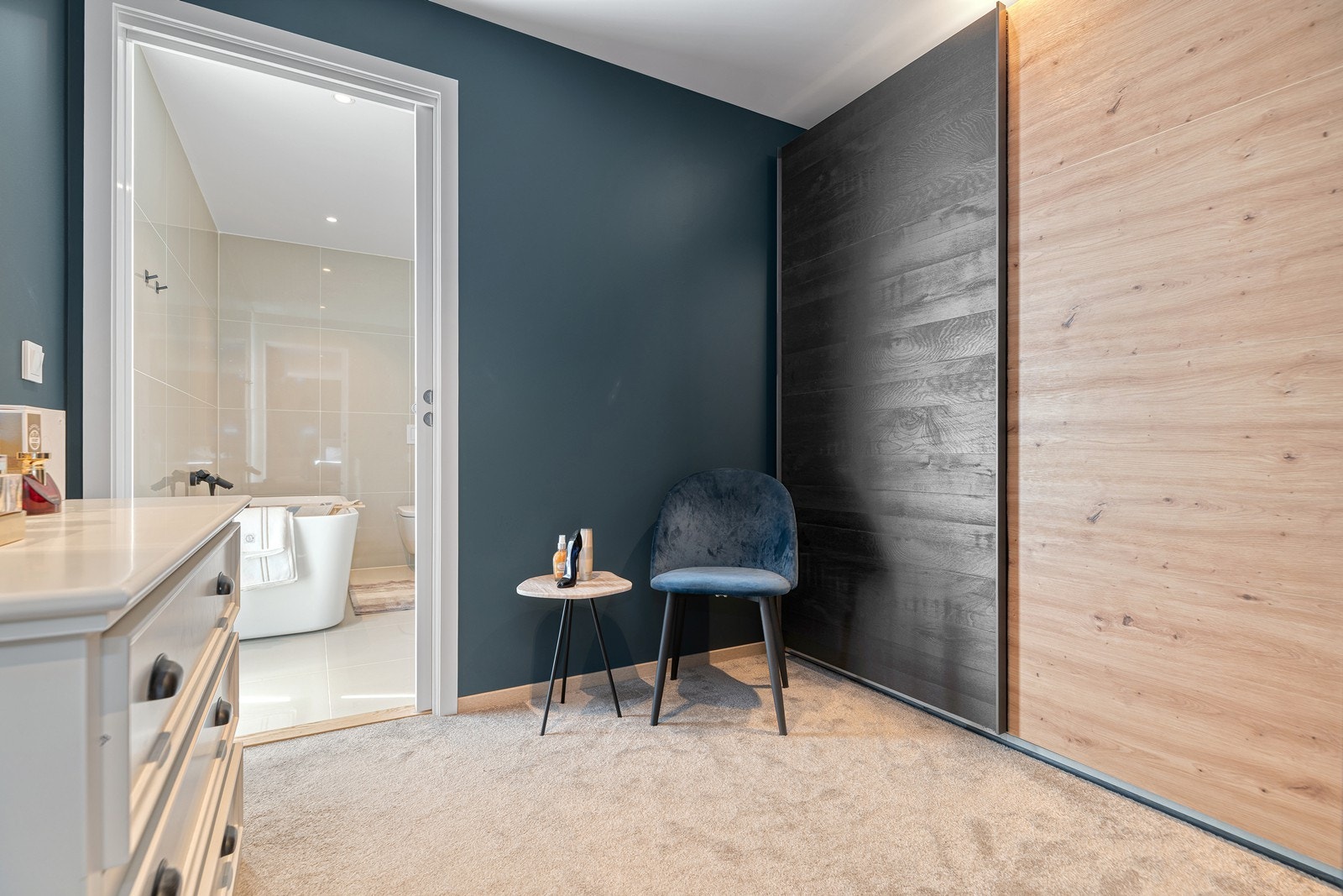 Fin garderobeløsning med skyvedører holder garderoben ryddig Galleribilde