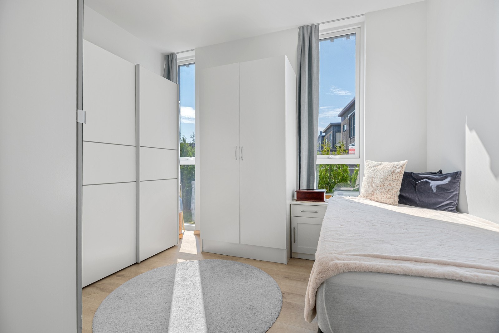 Soverommet i hovedetasjen har god plass til seng og tilhørende garderobeløsning Galleribilde