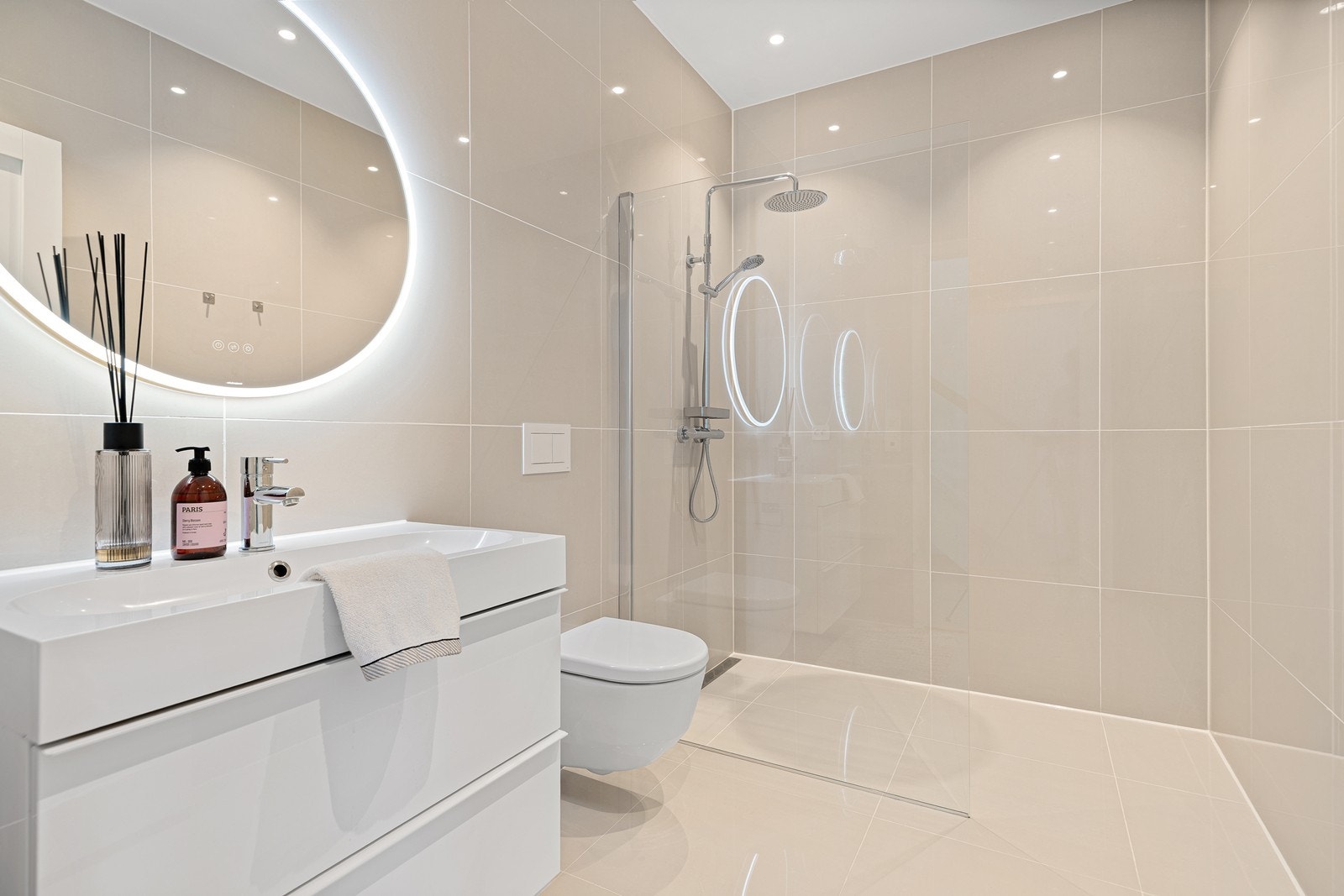 Pent flislagt bad i 1.etasje i beige utførelse med fine løsninger Galleribilde