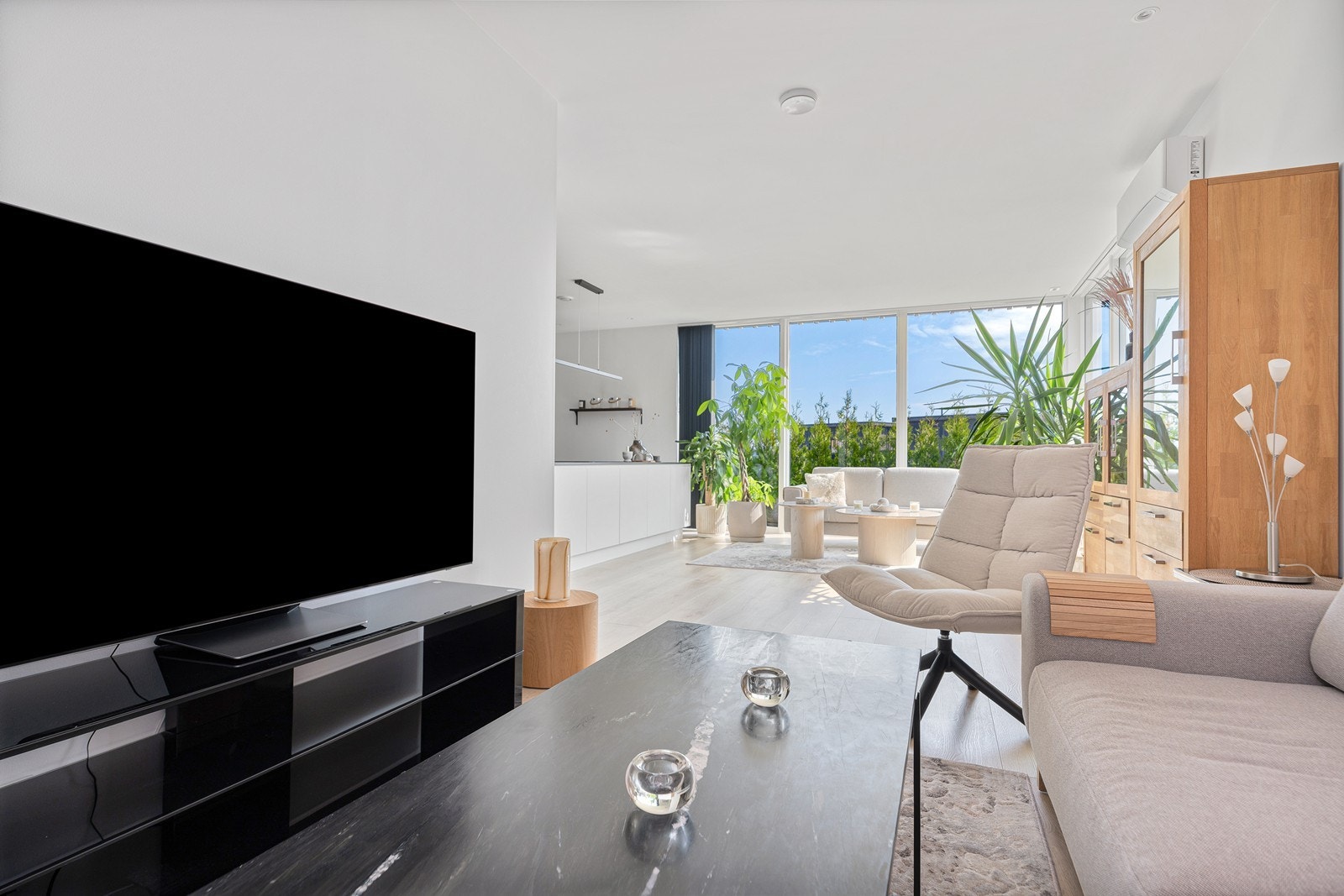 Stuedelen har god plass til flere sittegrupper etter eget ønske og behov Galleribilde