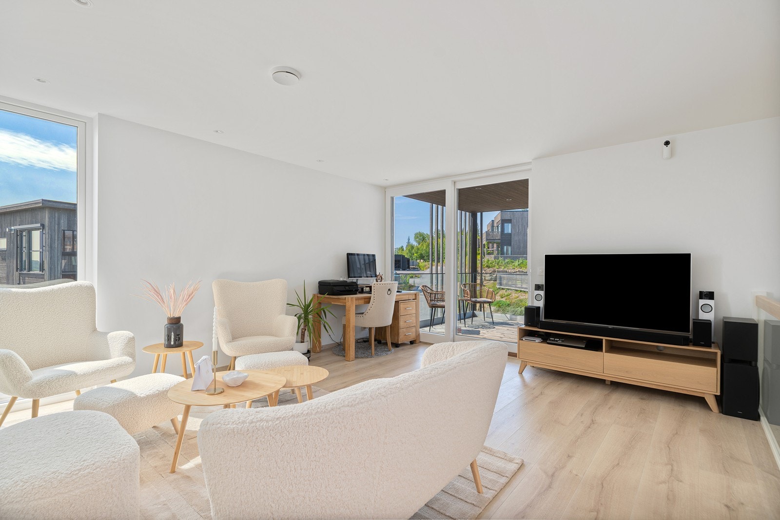 Fin tv-stue i 2.etasje med utgang til overbygd terrasse - Perfekt om flere i husstanden ønsker å se tv samtidig Galleribilde