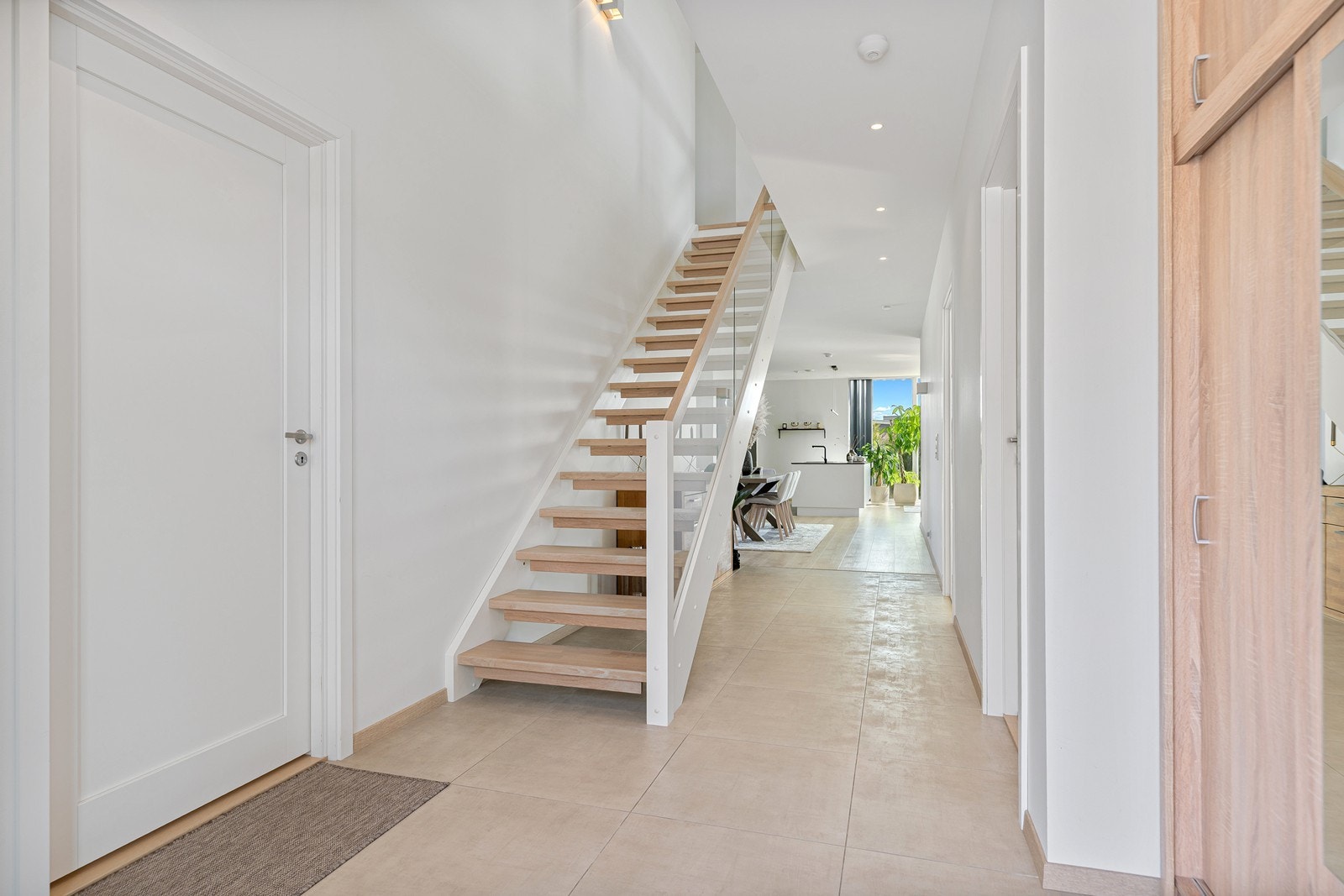 Innbydende entre med god plass til garderobeløsning - her får du virkelig et godt førsteinntrykk Galleribilde