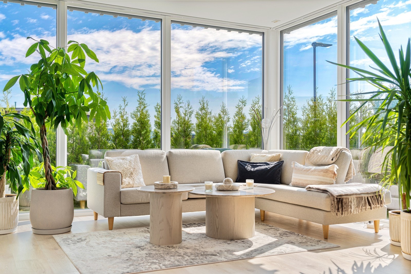 I boligens hovedetasje er det en lys og delikat stue i åpen løsning med kjøkkenet Galleribilde