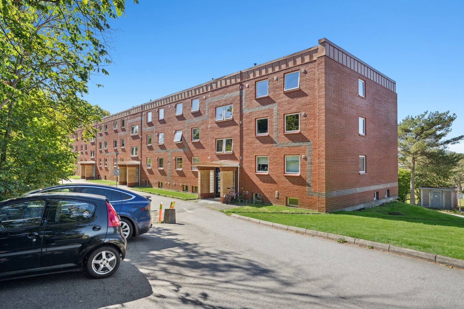 Leiligheten har felles parkeringsplass utenfor og gjesteparkering rett ved. Galleribilde