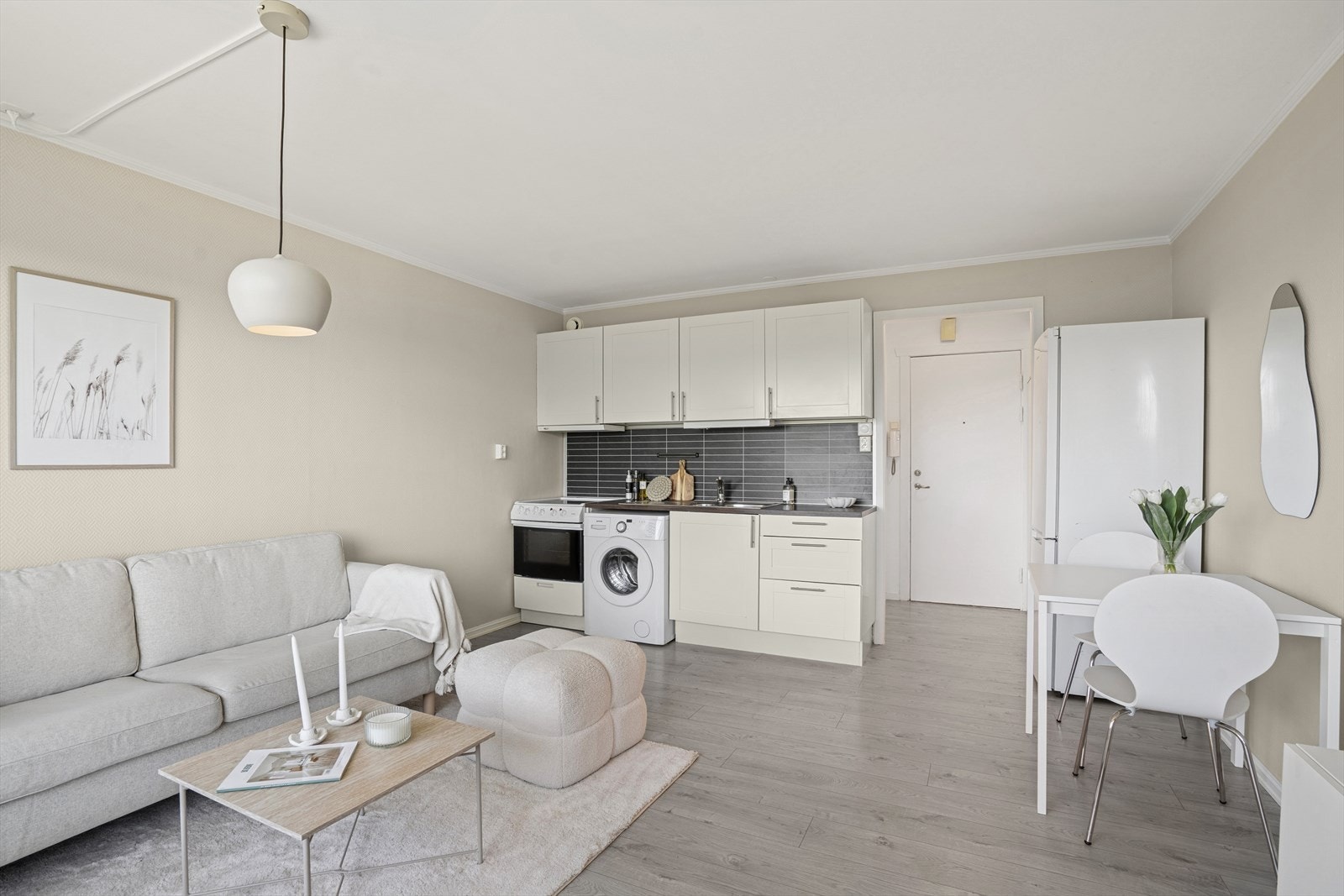 Hvitevarer som vaskemaskin, komfyr og kjøl/fryseskap medfølger i kjøpet. Galleribilde