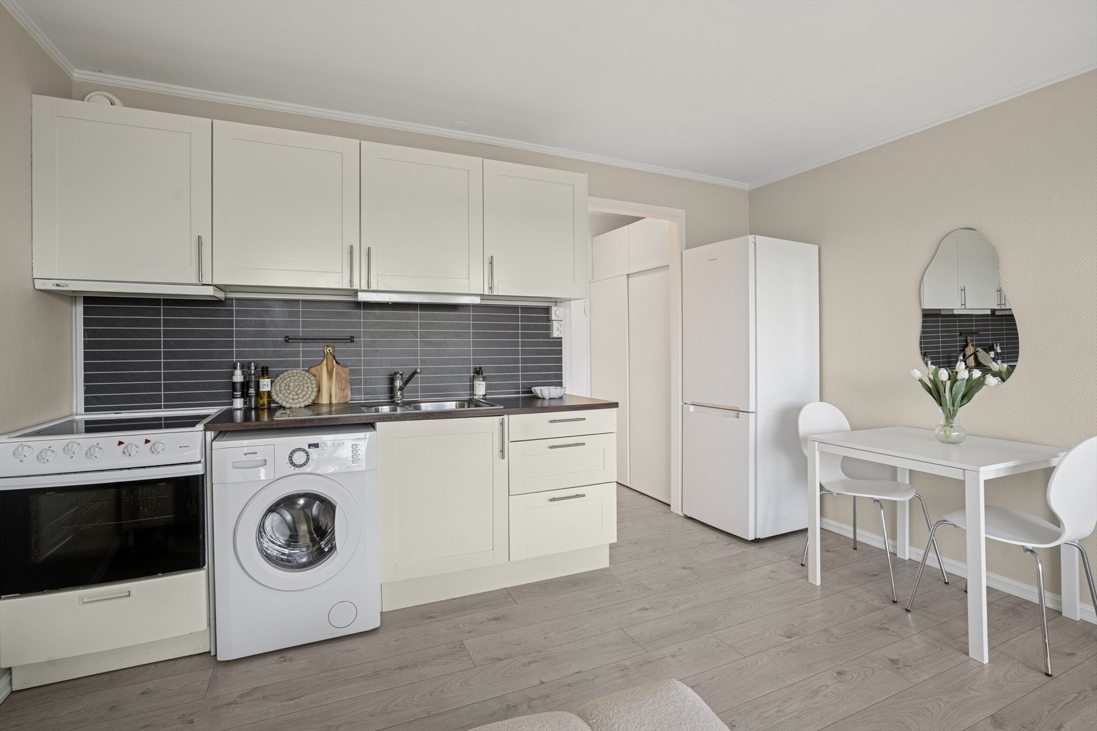 Kjøkkenet er innredet med profilerte fronter og laminat benkeplate med nedfelt vaskekum. Galleribilde