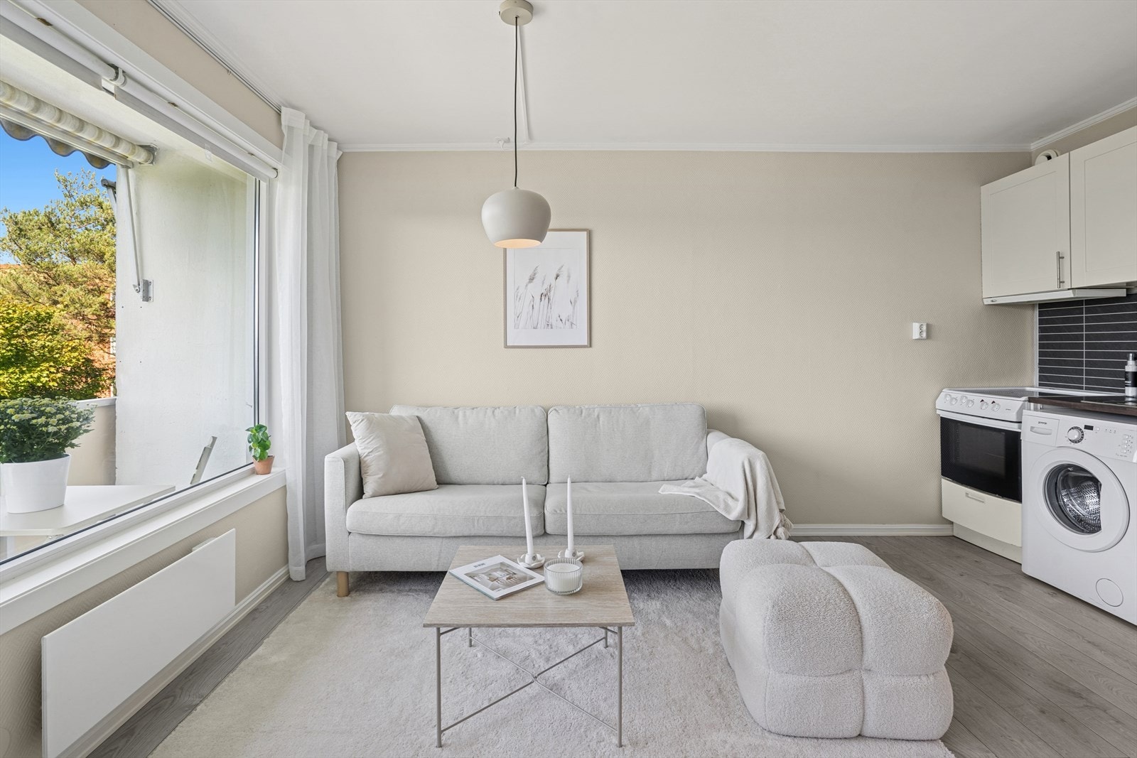 Stue / soverom / kjøkken i åpen løsning. Galleribilde