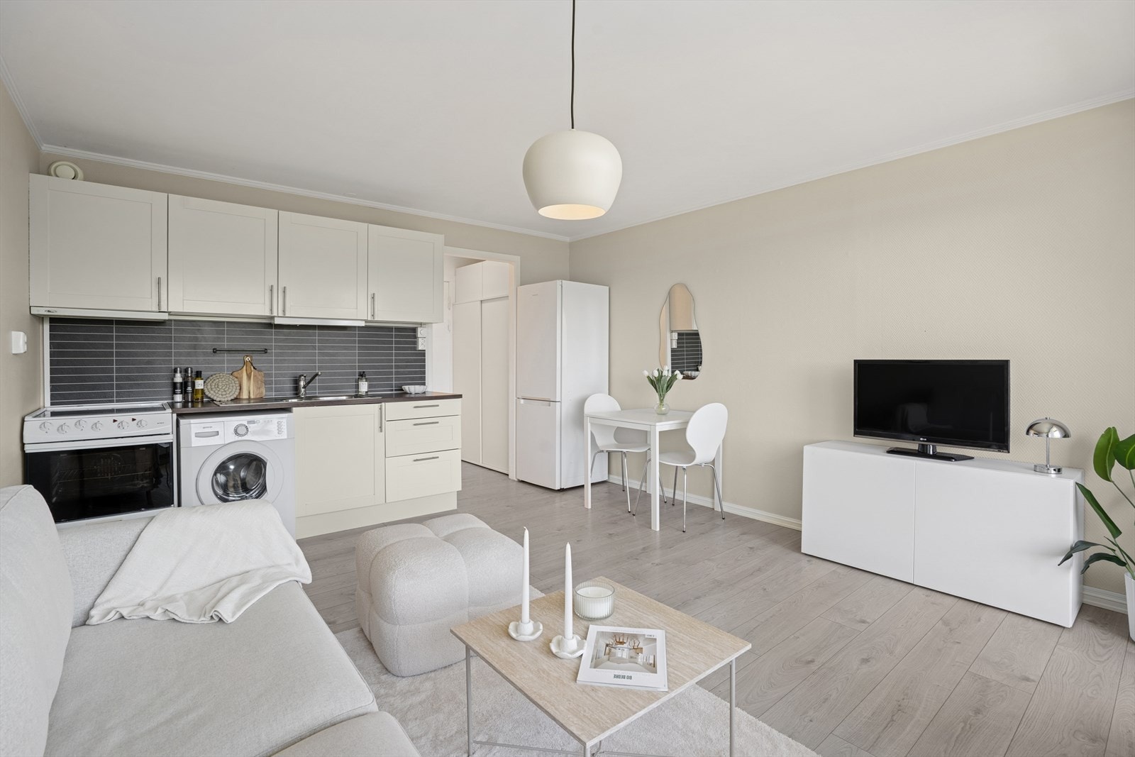 Det er splashboard og belysning over benkeplate på kjøkkenet. Galleribilde