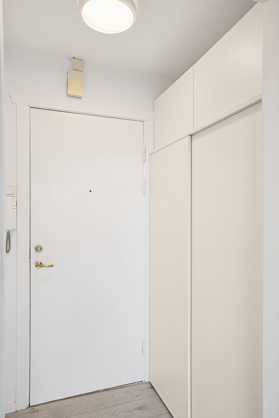 Praktisk gang med plass til yttertøy og sko. Galleribilde