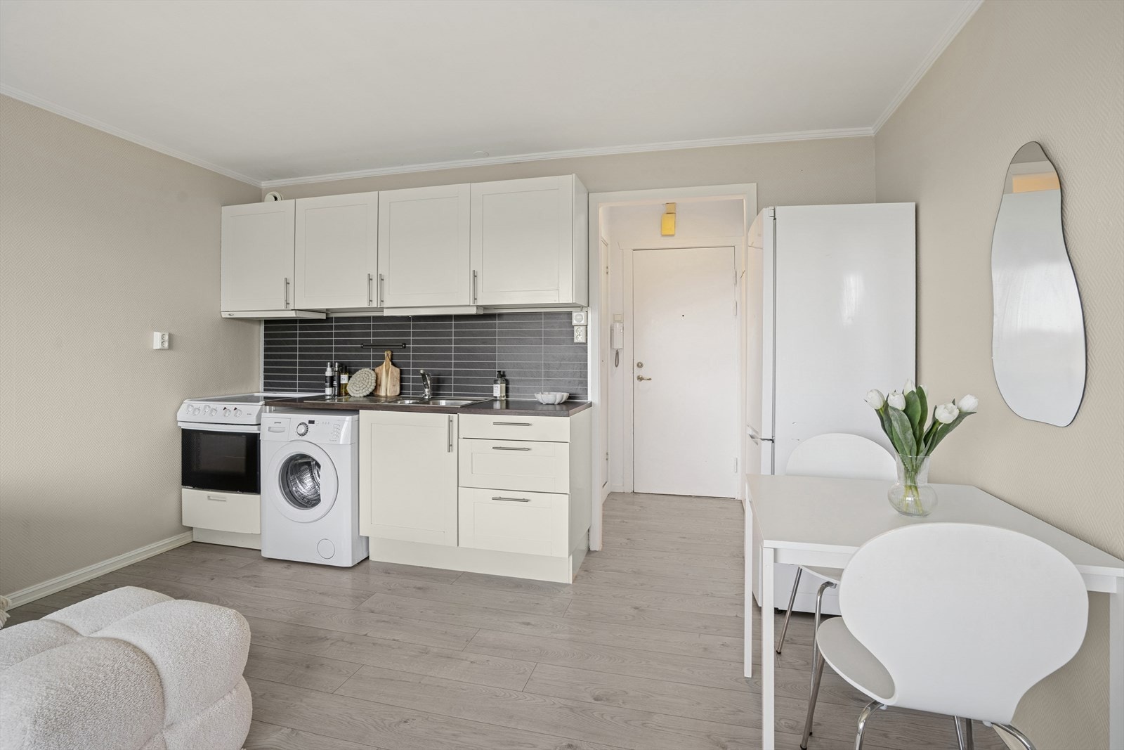 Det er i tillegg overskap og kullfilterventilator over kokeplass. Galleribilde