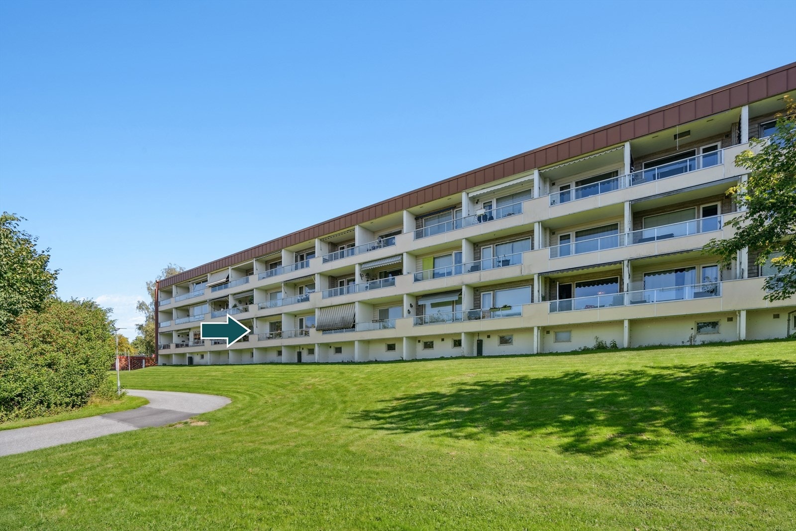 Leiligheten ligger i et veletablert boligområde plassert på Kjølstad, Torp. Galleribilde