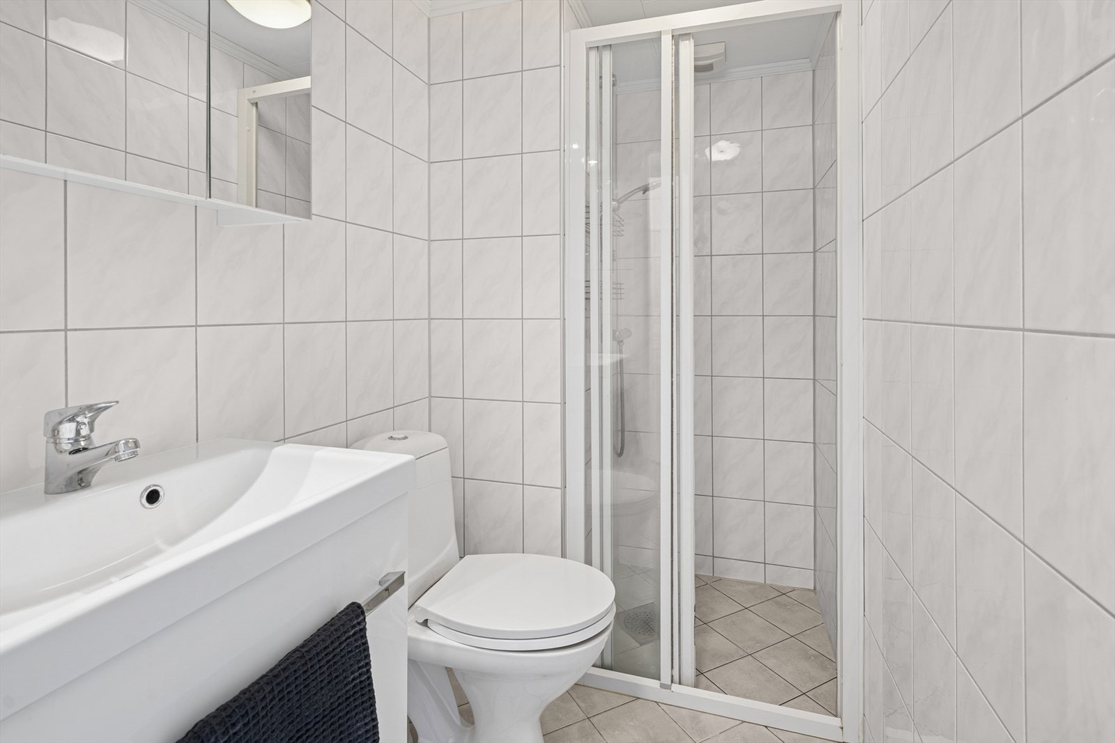 Flis på vegger og gulv. Himlingsplater i tak. Elektrisk gulvvarme og mekanisk avtrekk for ventilasjon. Galleribilde