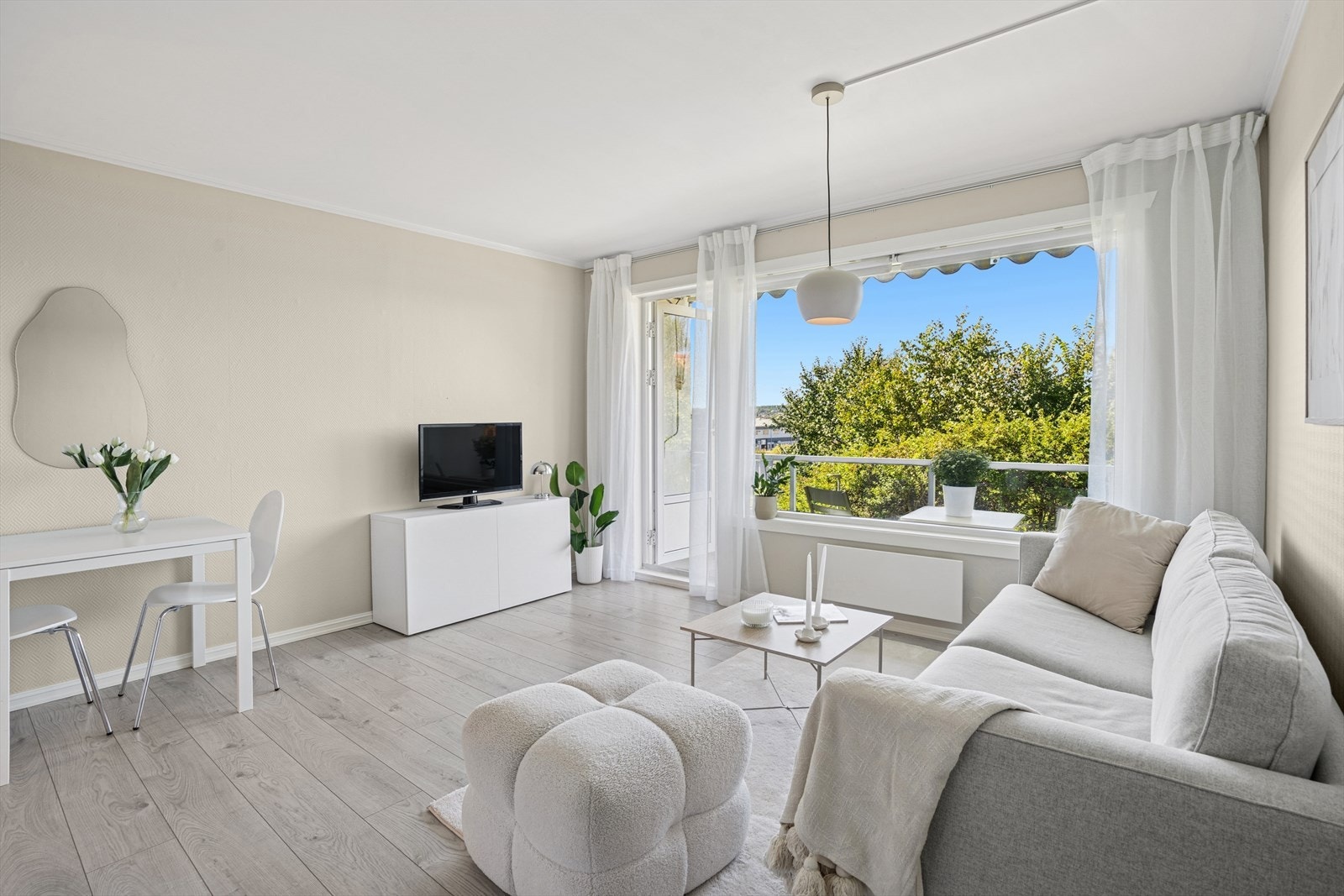 De store vindusflatene slipper rikelig med naturlig lys inn i rommet. Galleribilde