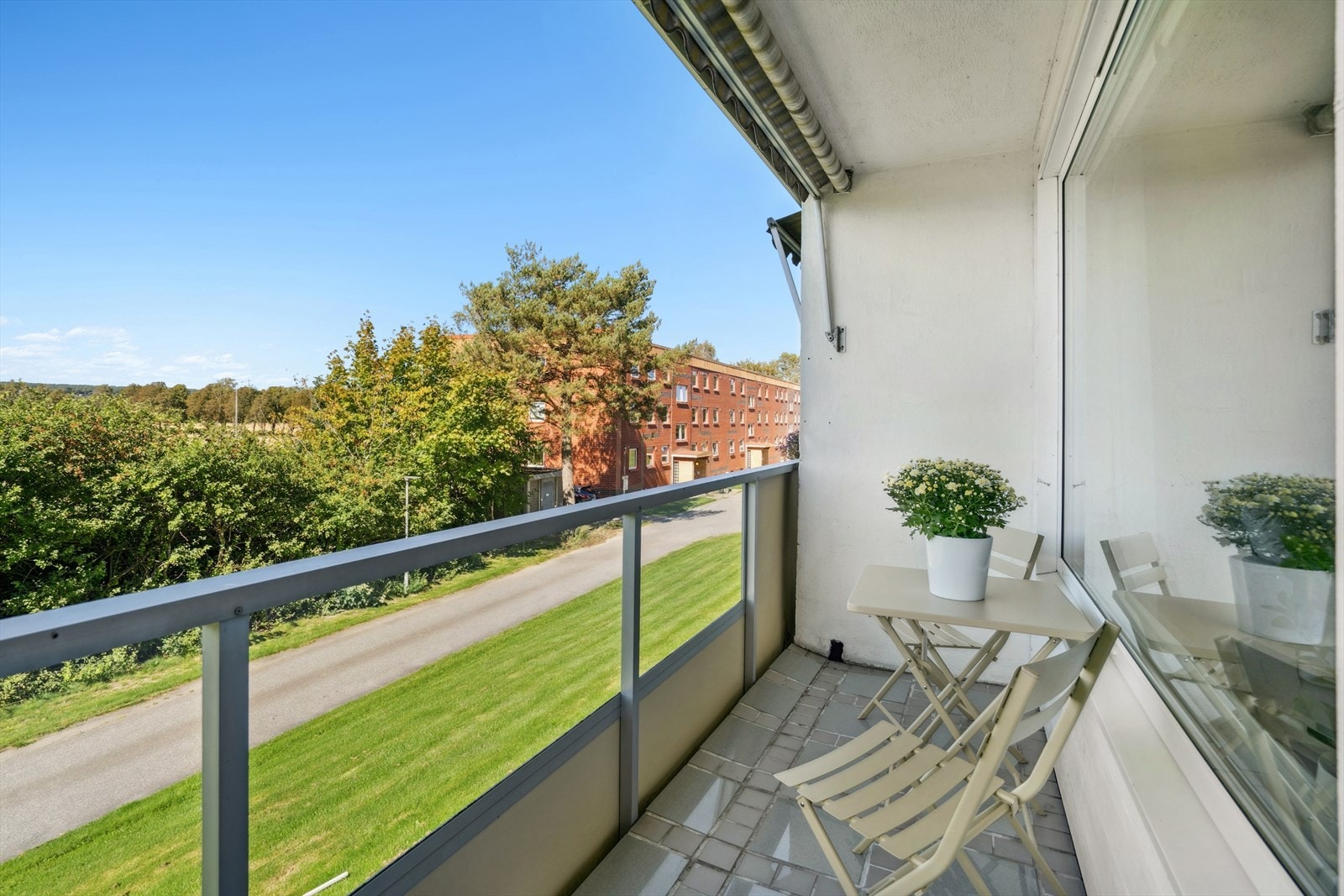 Balkongen ligger vestvendt og er på 5 kvadratmeter med kveldssol. Galleribilde