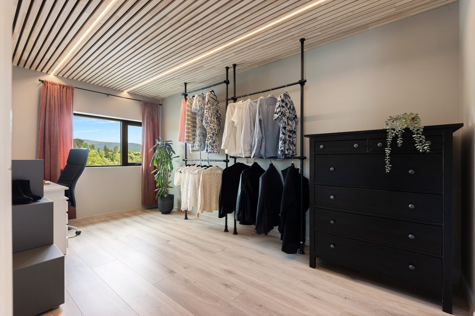 Soverom 2 er perfekt som ungdomsrom eller gjesterom/omkledningsrom Galleribilde