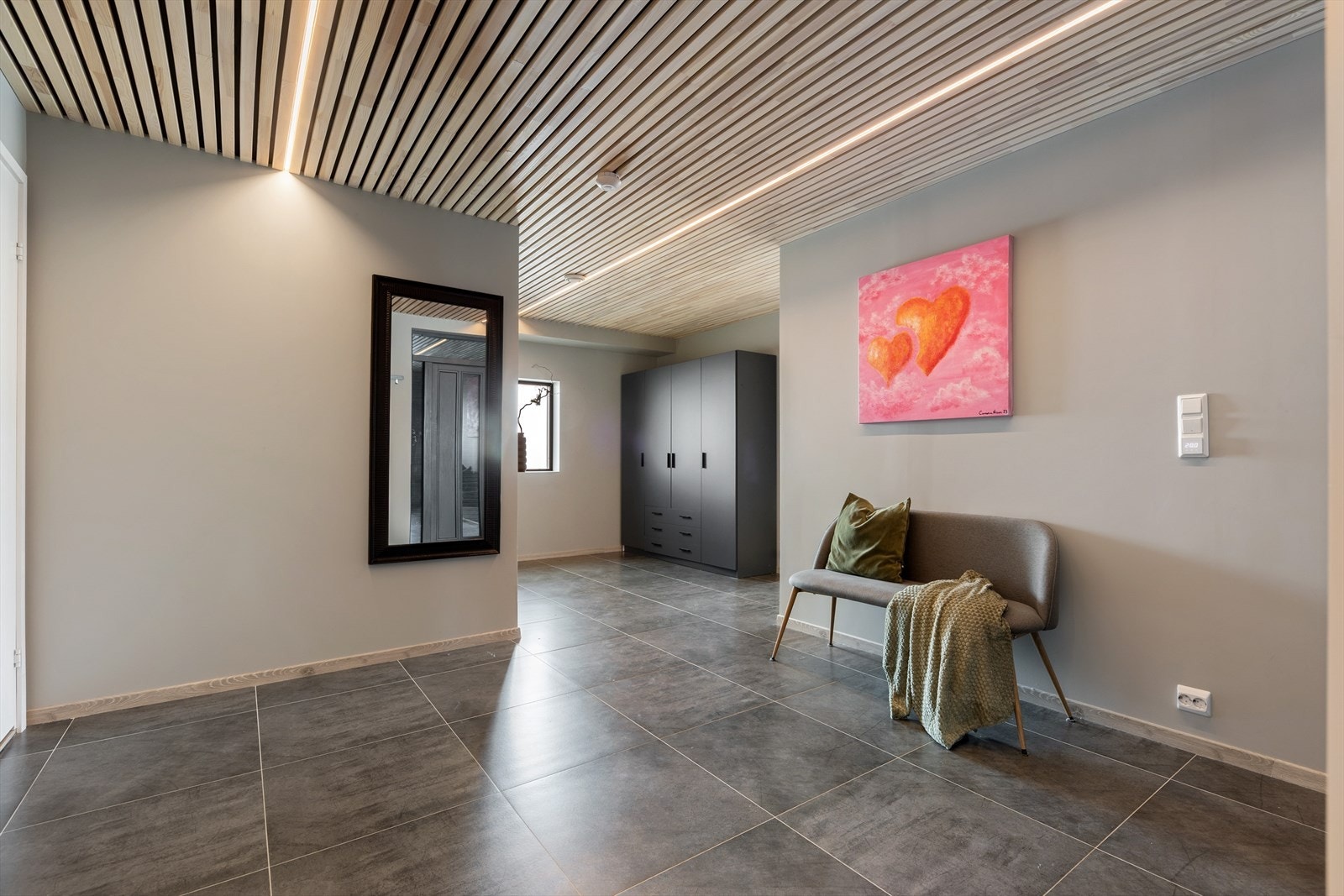 Legg merke til spiletaket med integrert lys Galleribilde