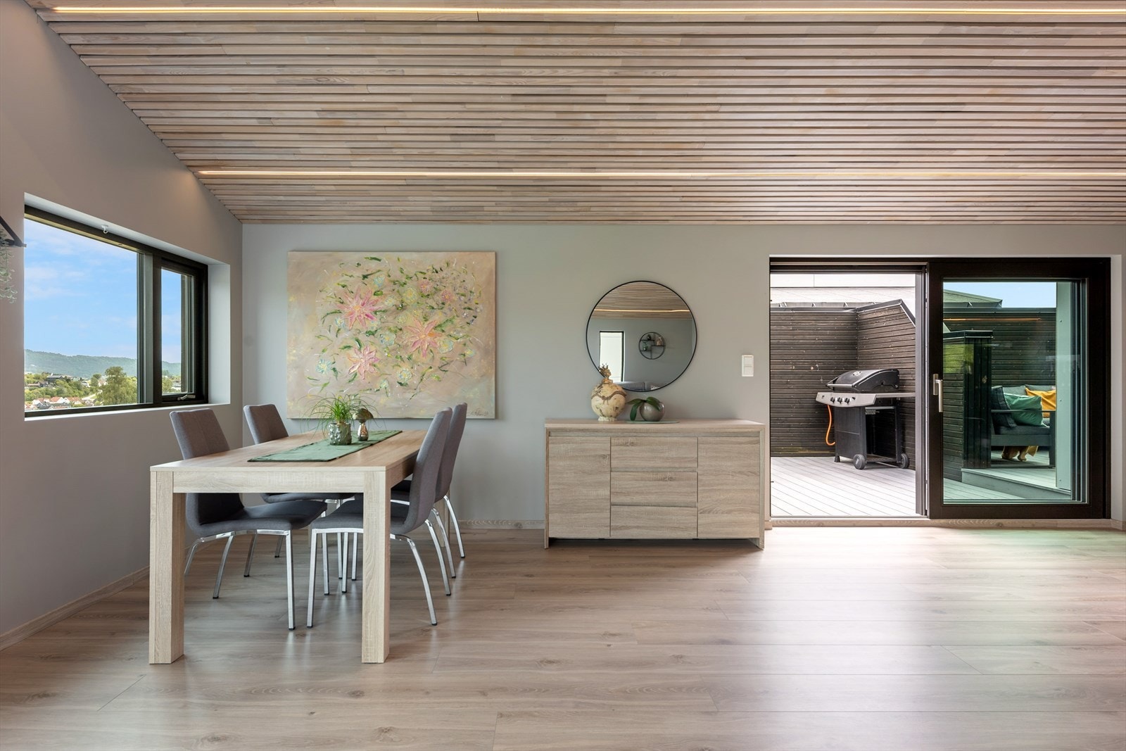 Det er god plass til et stort spisebord i stuen Galleribilde