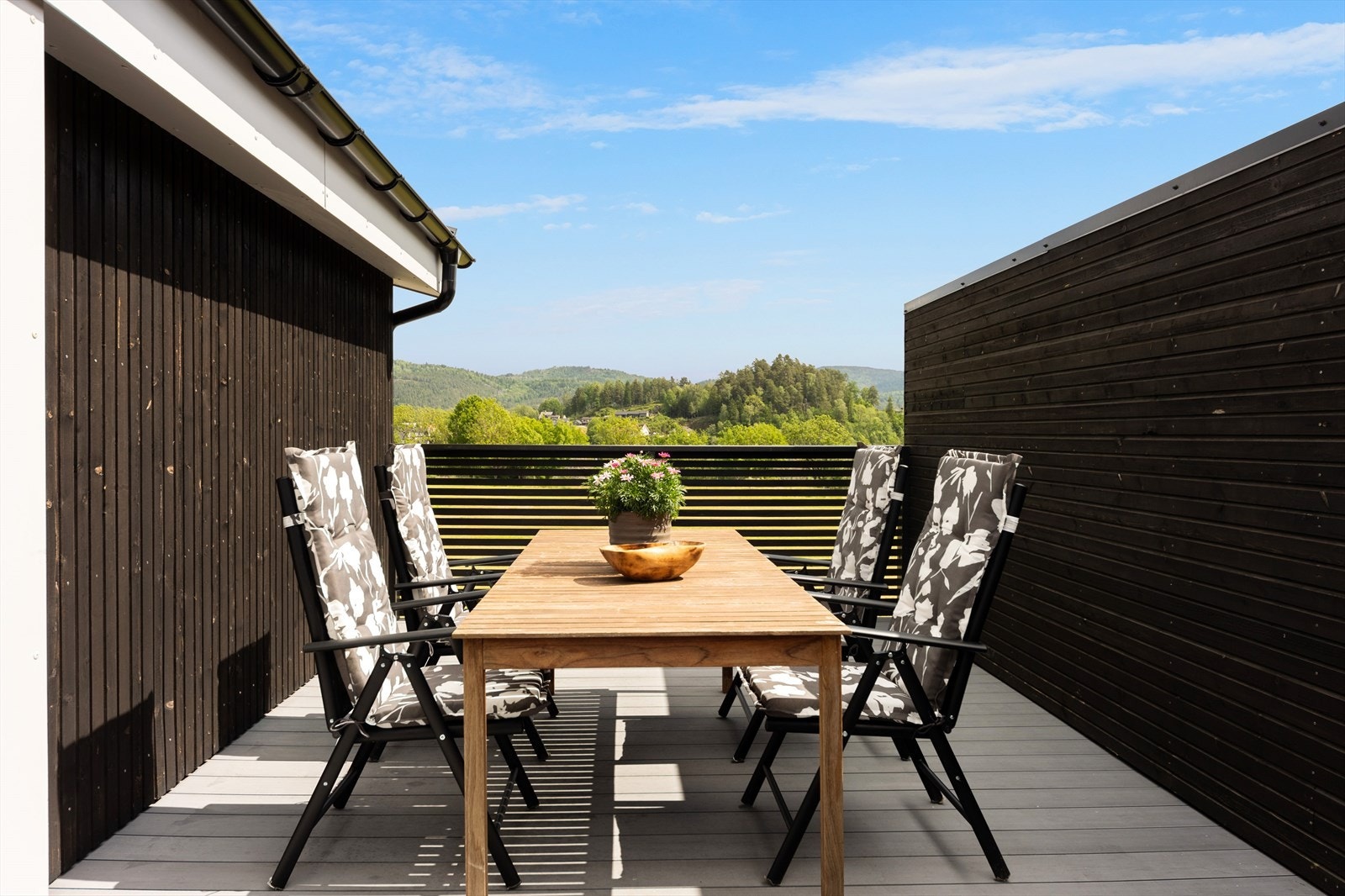 Ute på terrassen er det god plass til flere hyggelige sittegrupper Galleribilde