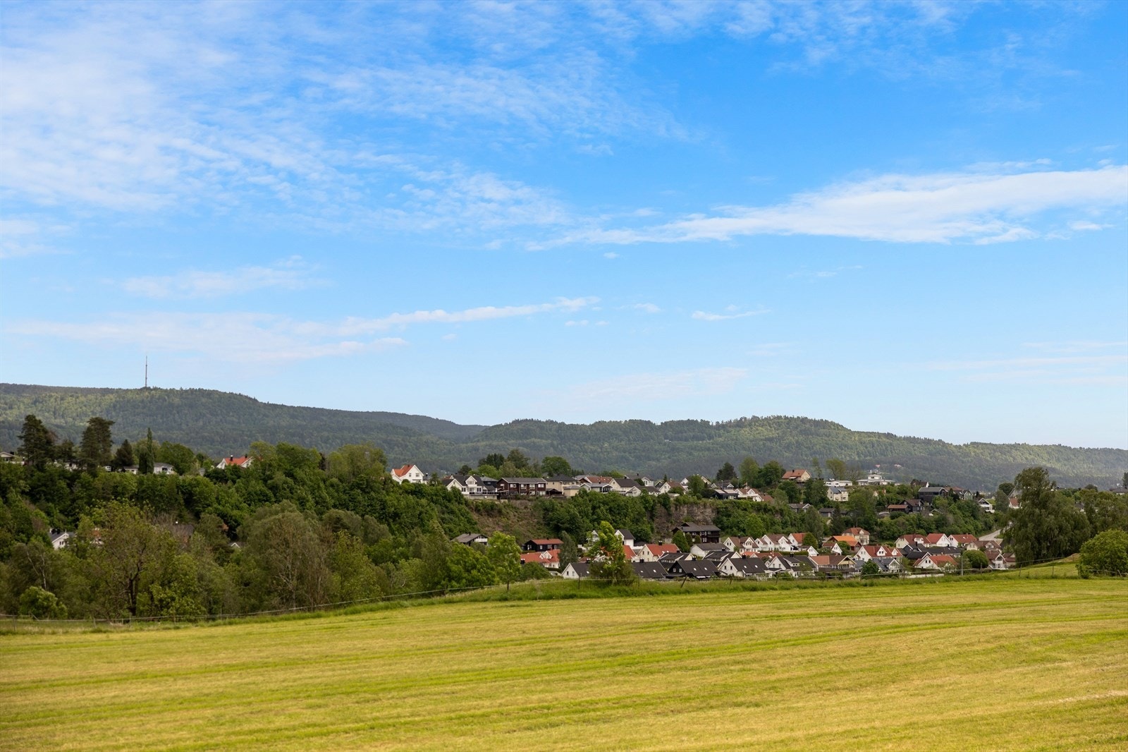 Det er flott utsikt utover jordene og lite innsyn. Galleribilde