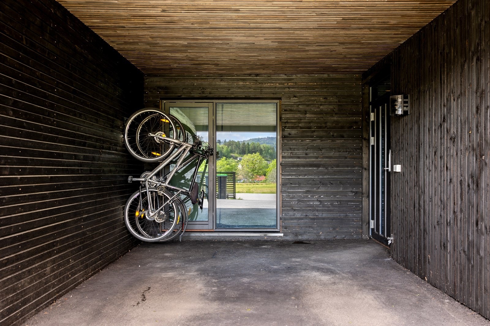 Carport med sykkeloppheng og direkte inngang til boligen Galleribilde