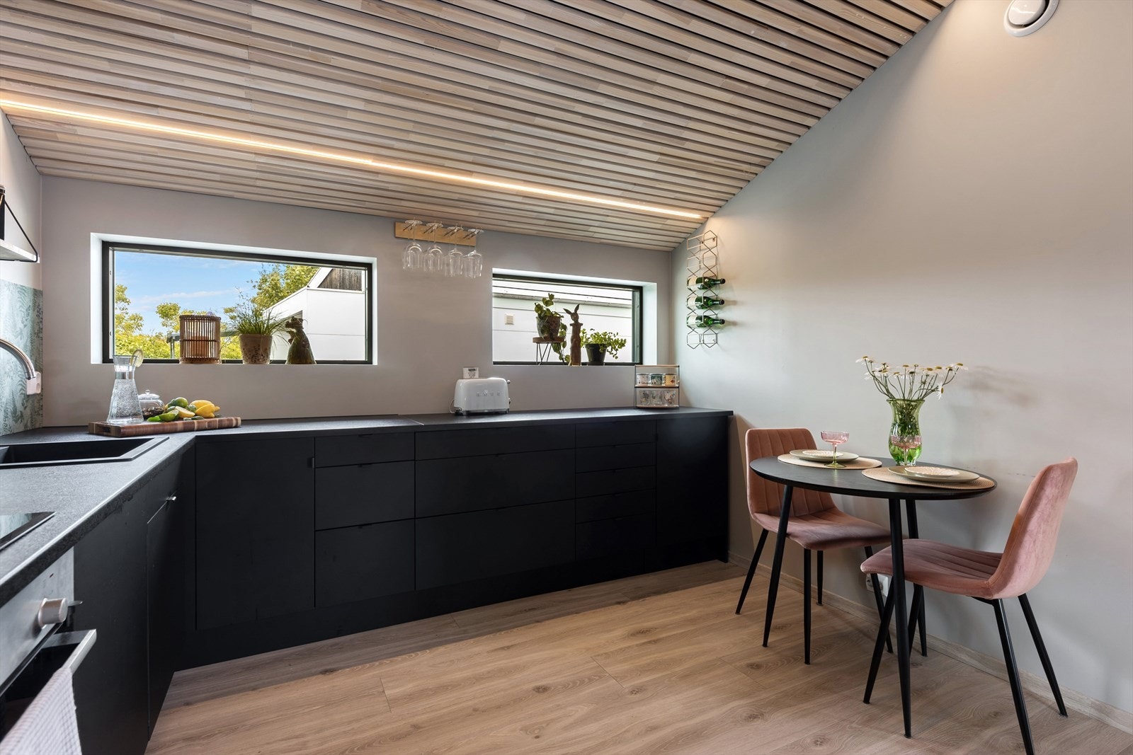 Det er godt med både skap- og benkeplass Galleribilde