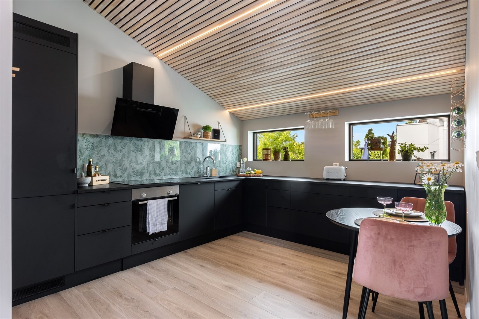 Det er sorte matte fronter og laminat benkeplate. Galleribilde