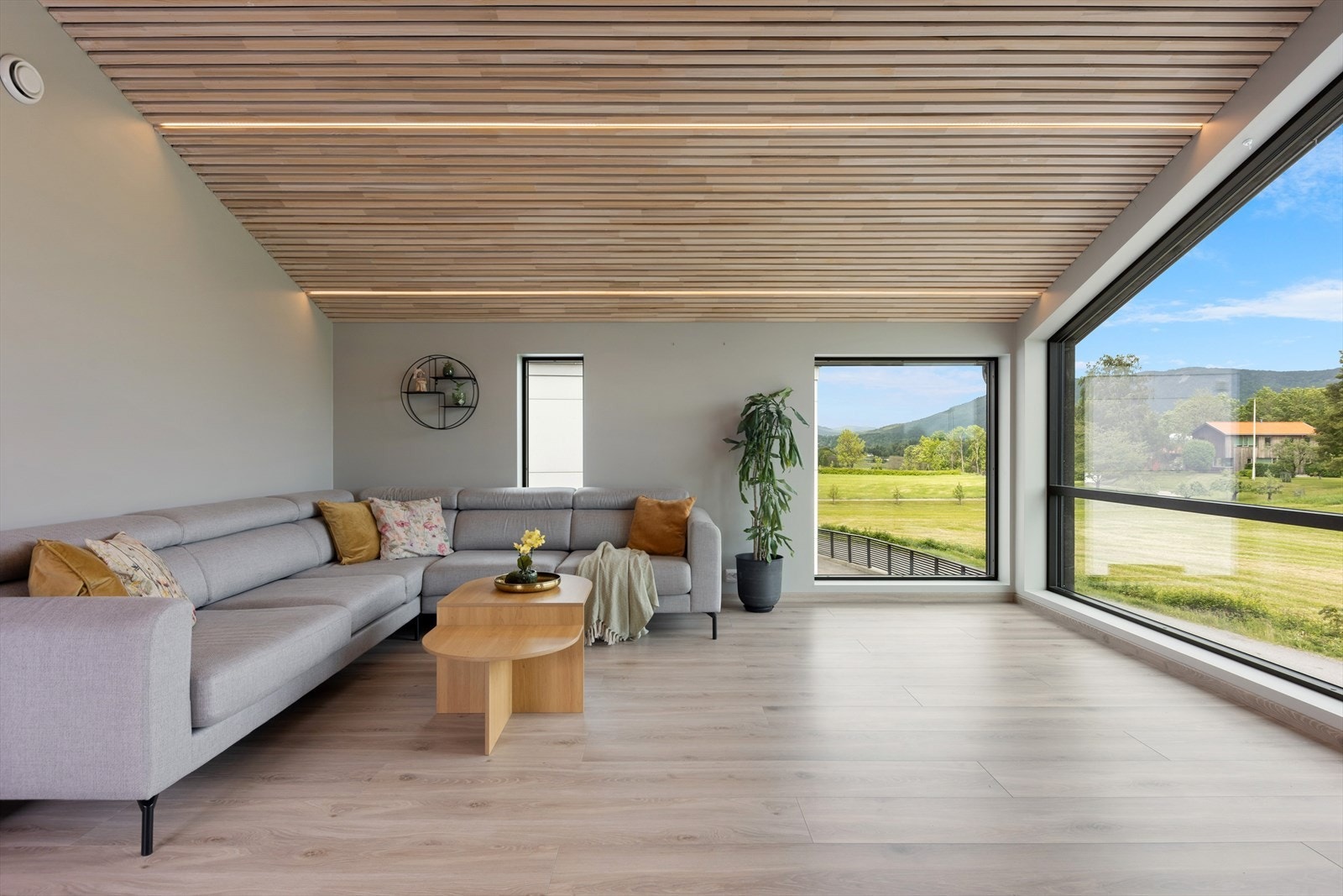 Stuen har naturlige soner for innredning Galleribilde