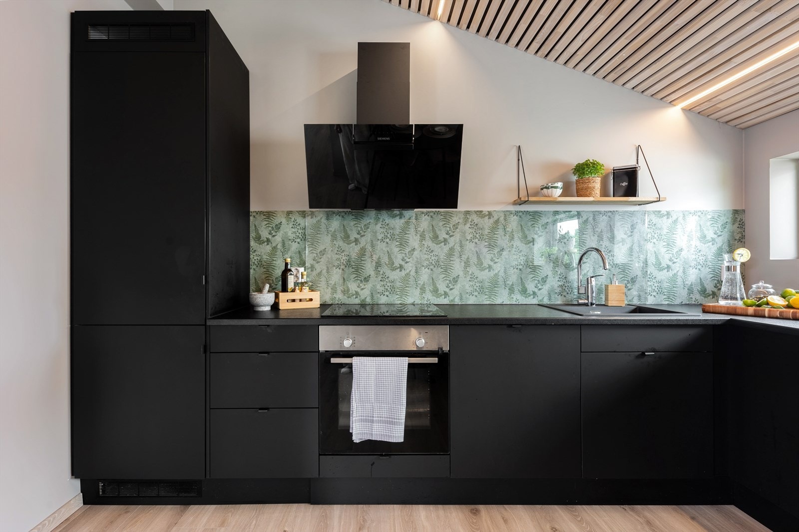 Av integrerte hvitevarer er det stekeovn, platetopp, oppvaskmaskin og kjøleskap med fryserdel Galleribilde