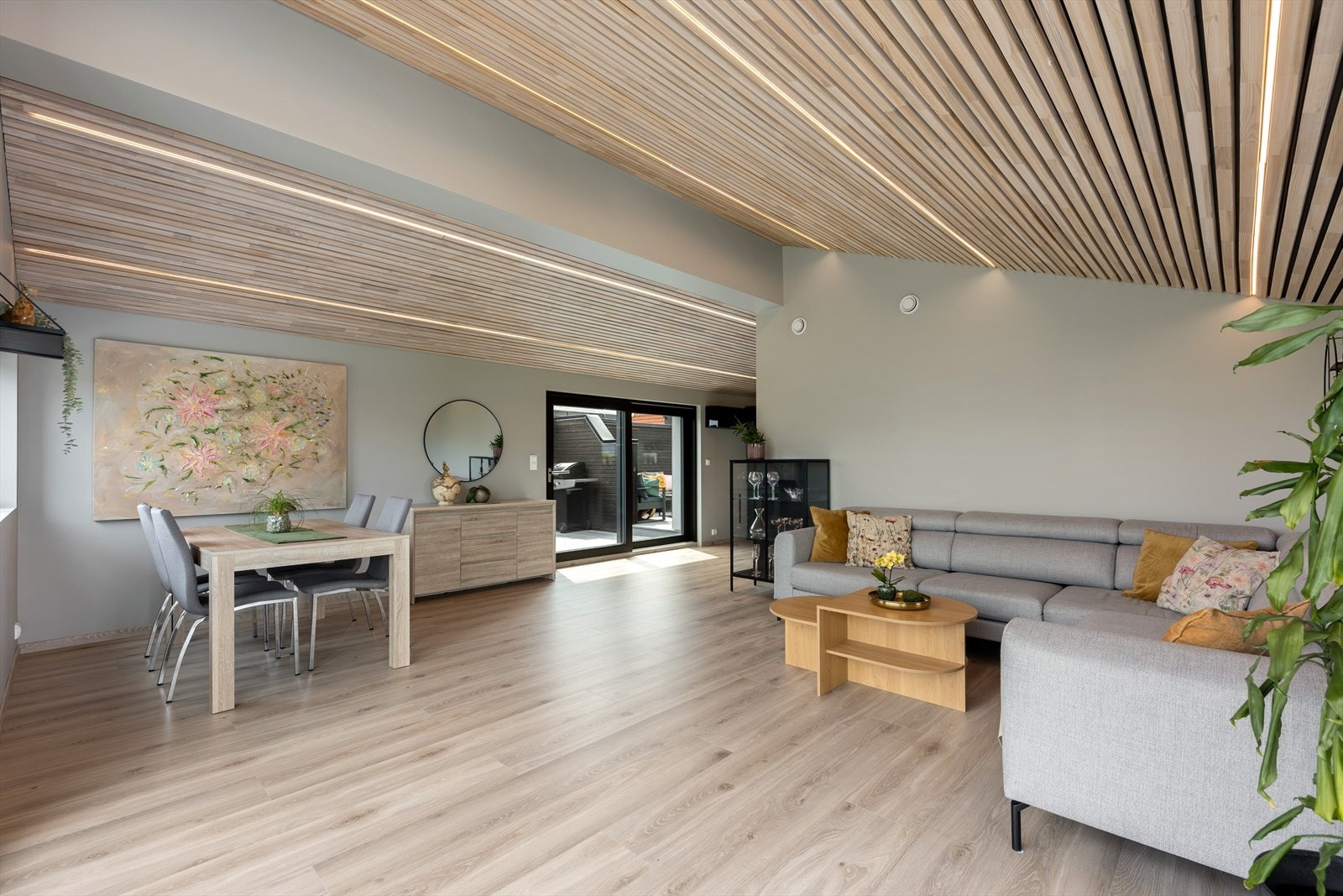 I 2.etasje er det stor stue, kjøkken og baderom Galleribilde