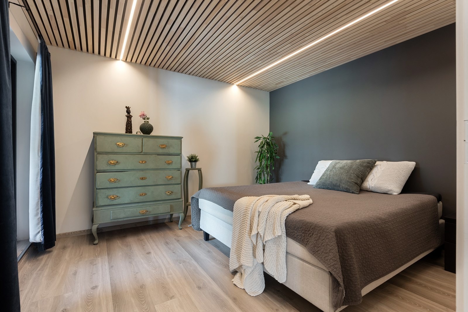 Stort og delikat hovedsoverom med god plass til dobbeltseng Galleribilde